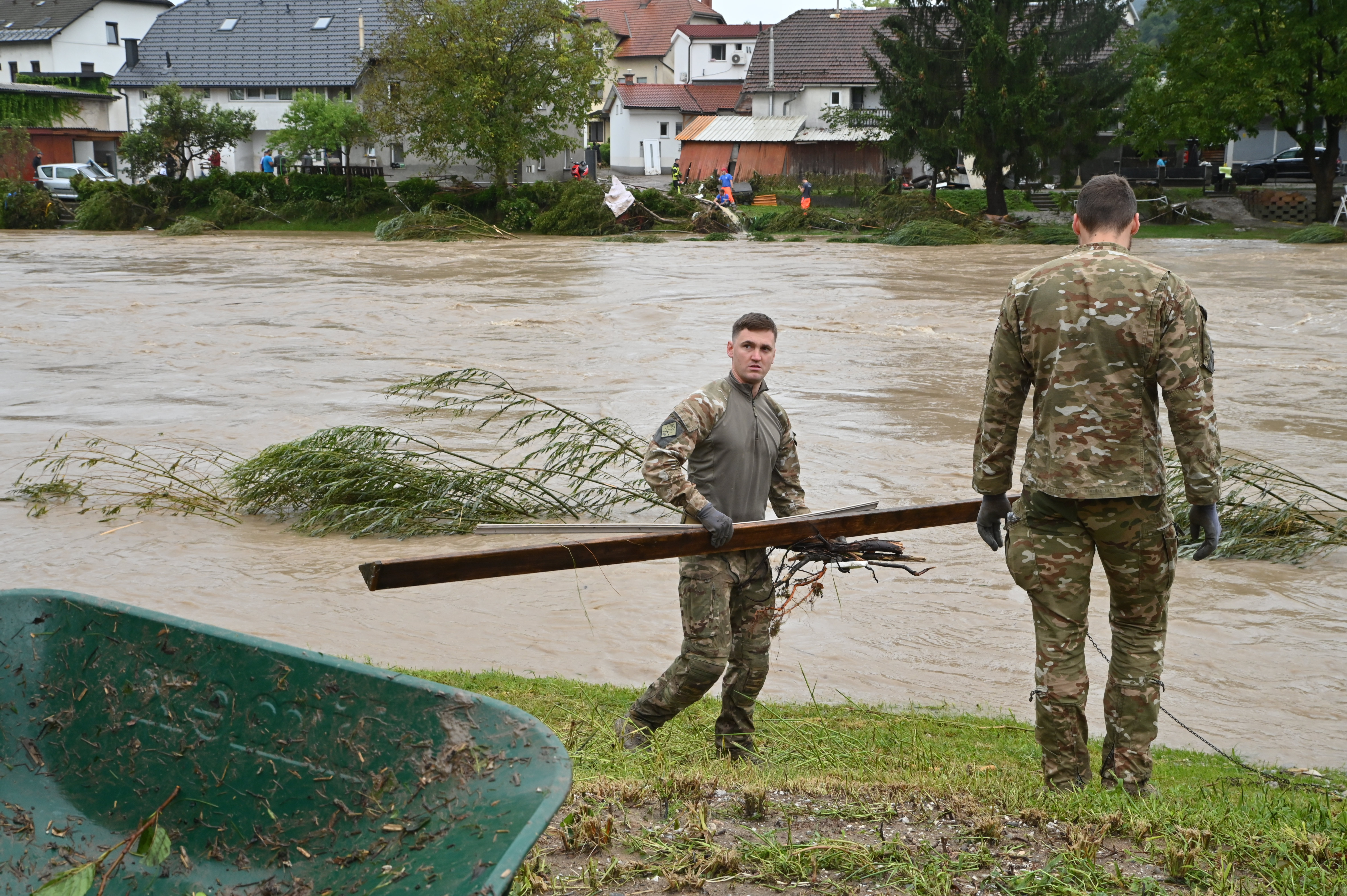Čiščenje posledic po poplavah v Medvodah. (Foto: Žiga Živulović jr./BOBO)