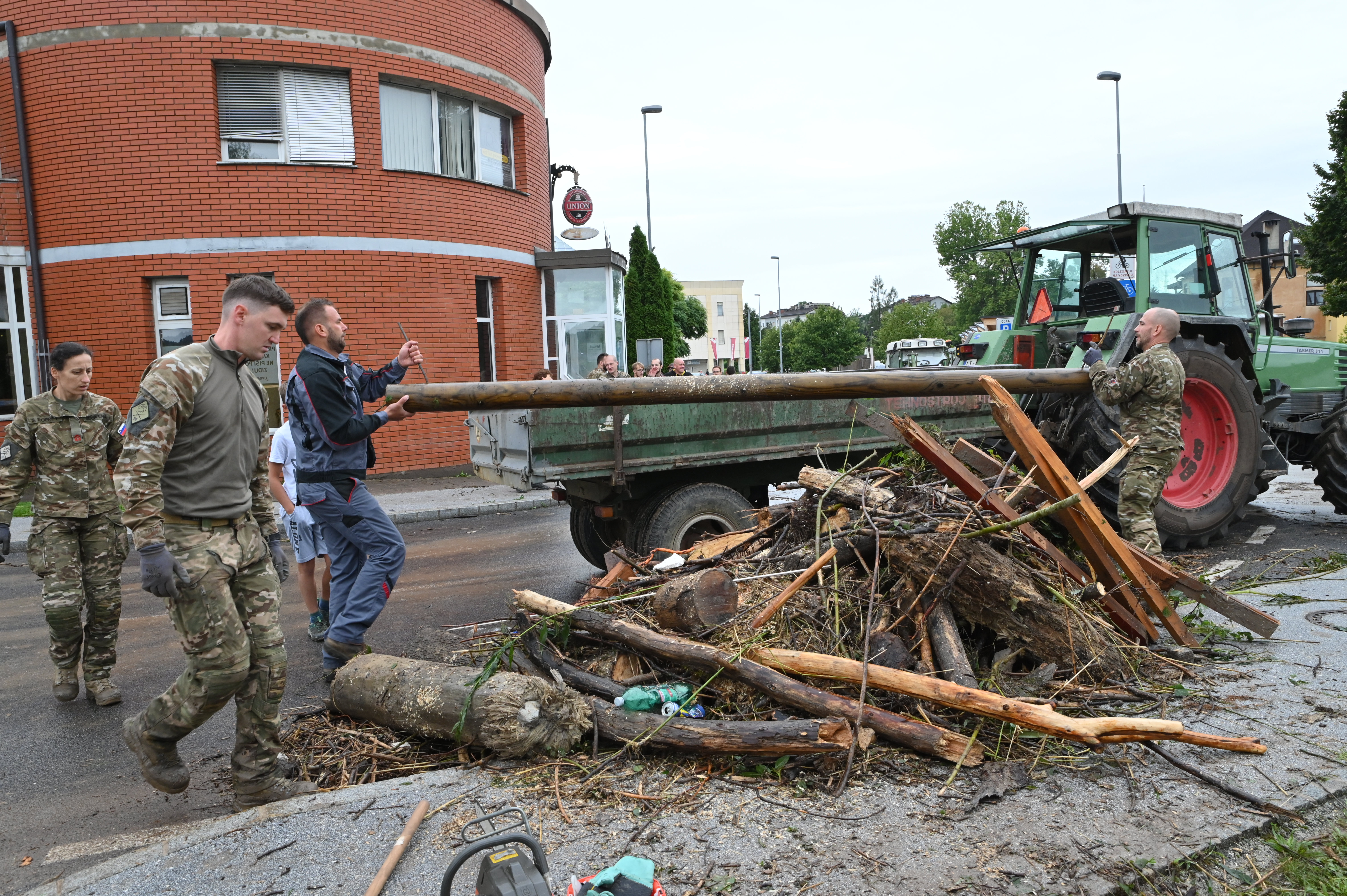 Čiščenje posledic po poplavah v Medvodah. (Foto: Žiga Živulović jr./BOBO)