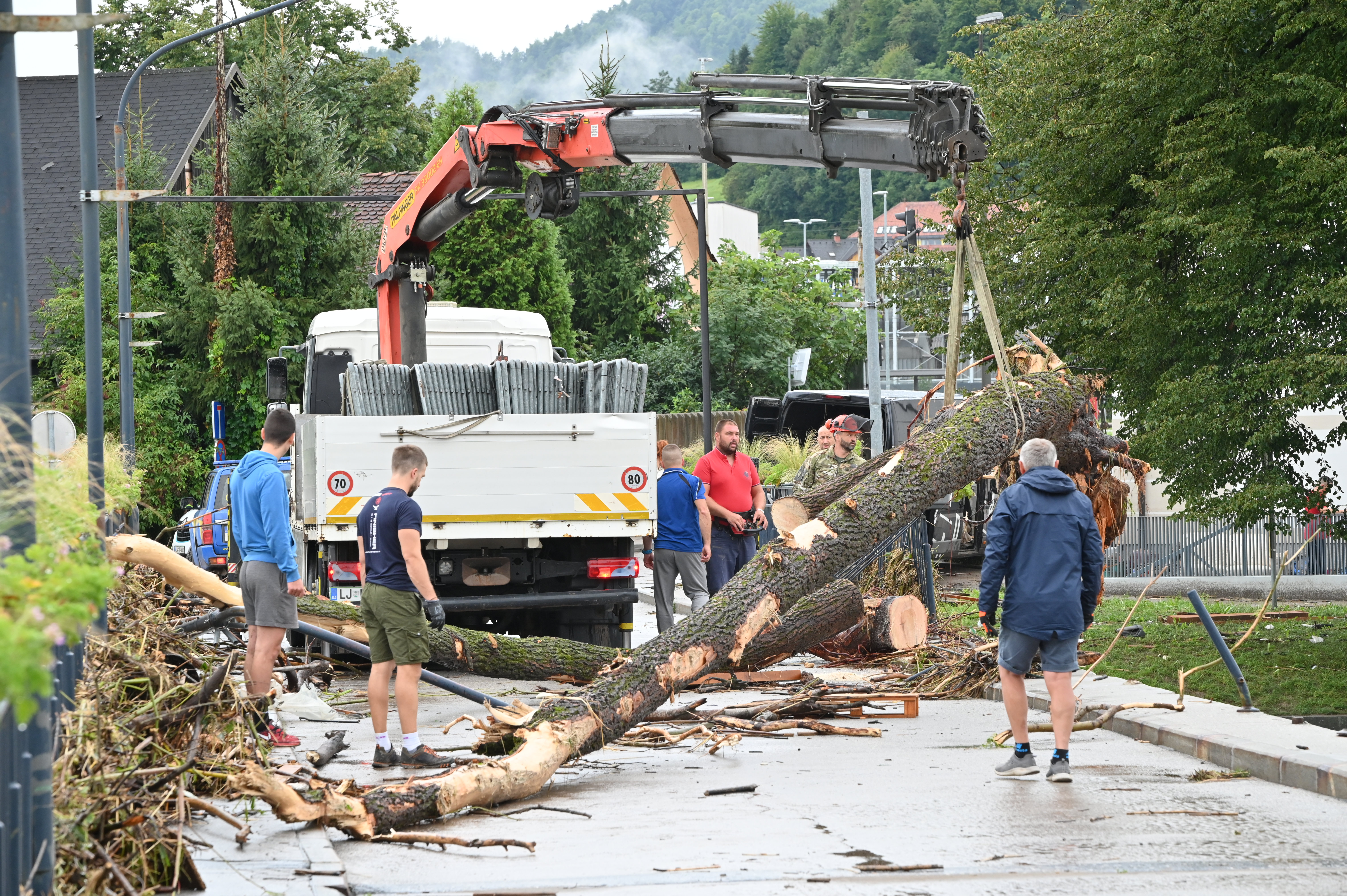 Čiščenje posledic po poplavah v Medvodah. (Foto: Žiga Živulović jr./BOBO)