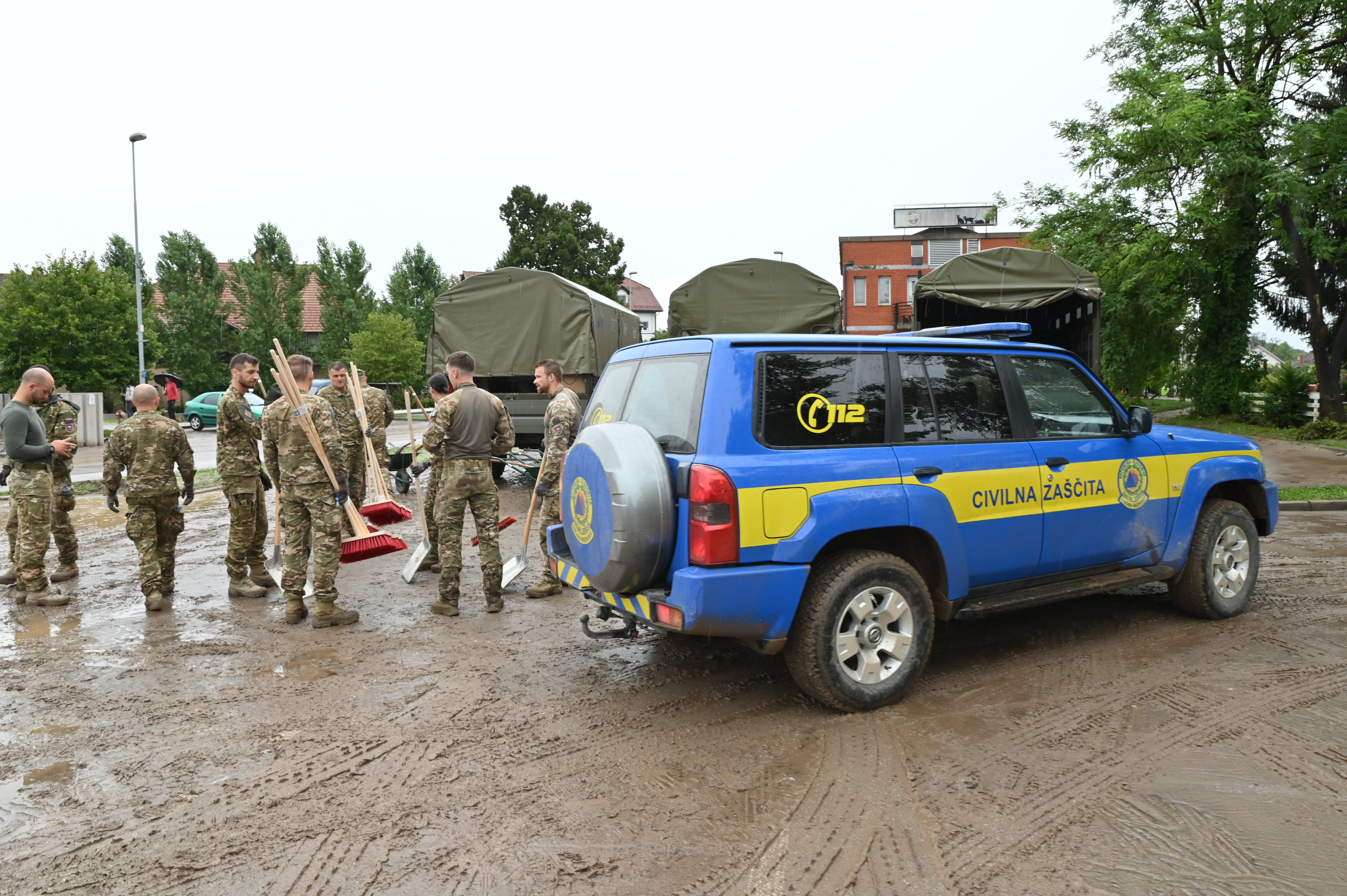 Čiščenje posledic po poplavah v Medvodah. (Foto: Žiga Živulović jr./BOBO)