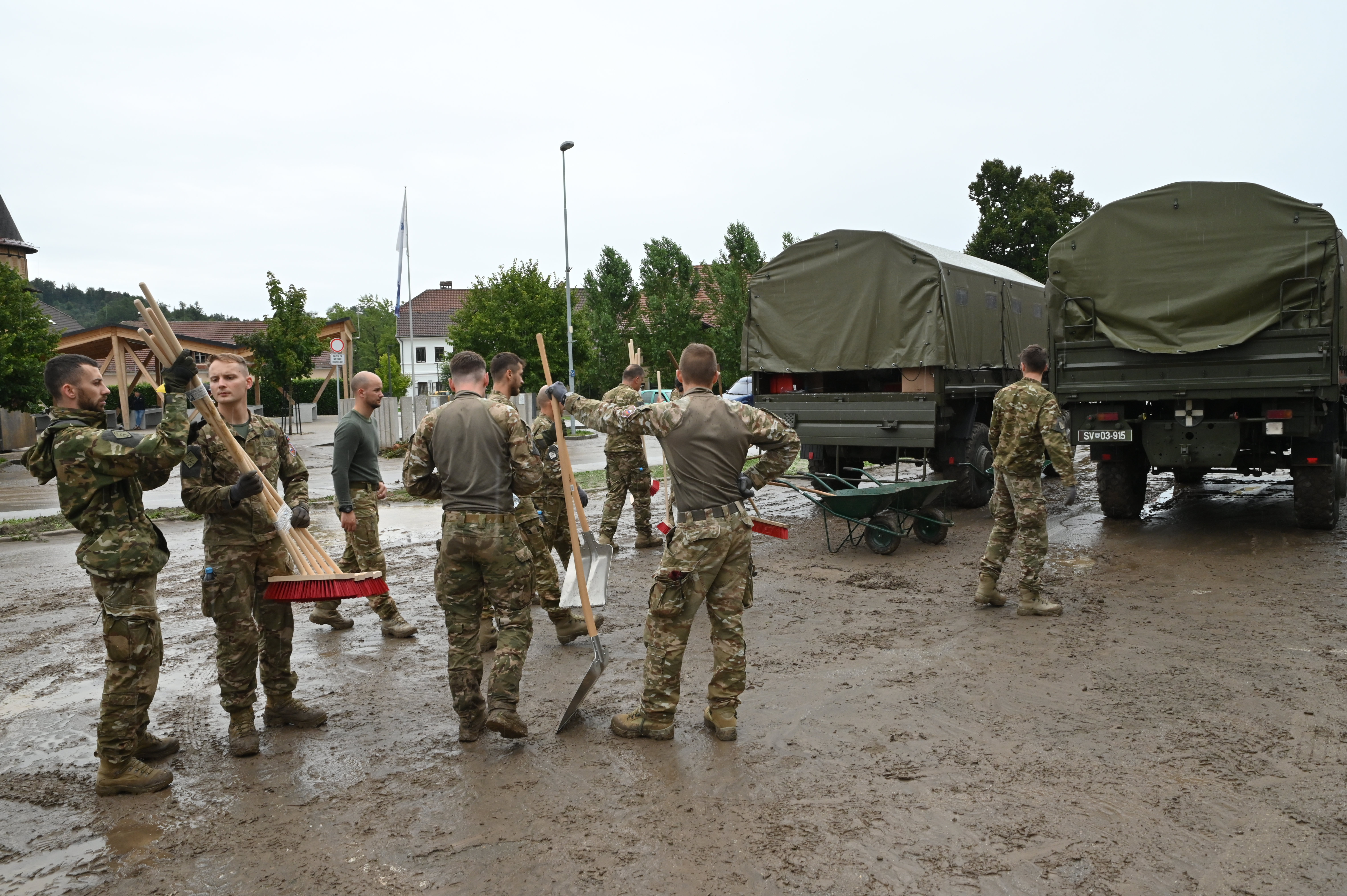 Čiščenje posledic po poplavah v Medvodah. (Foto: Žiga Živulović jr./BOBO)