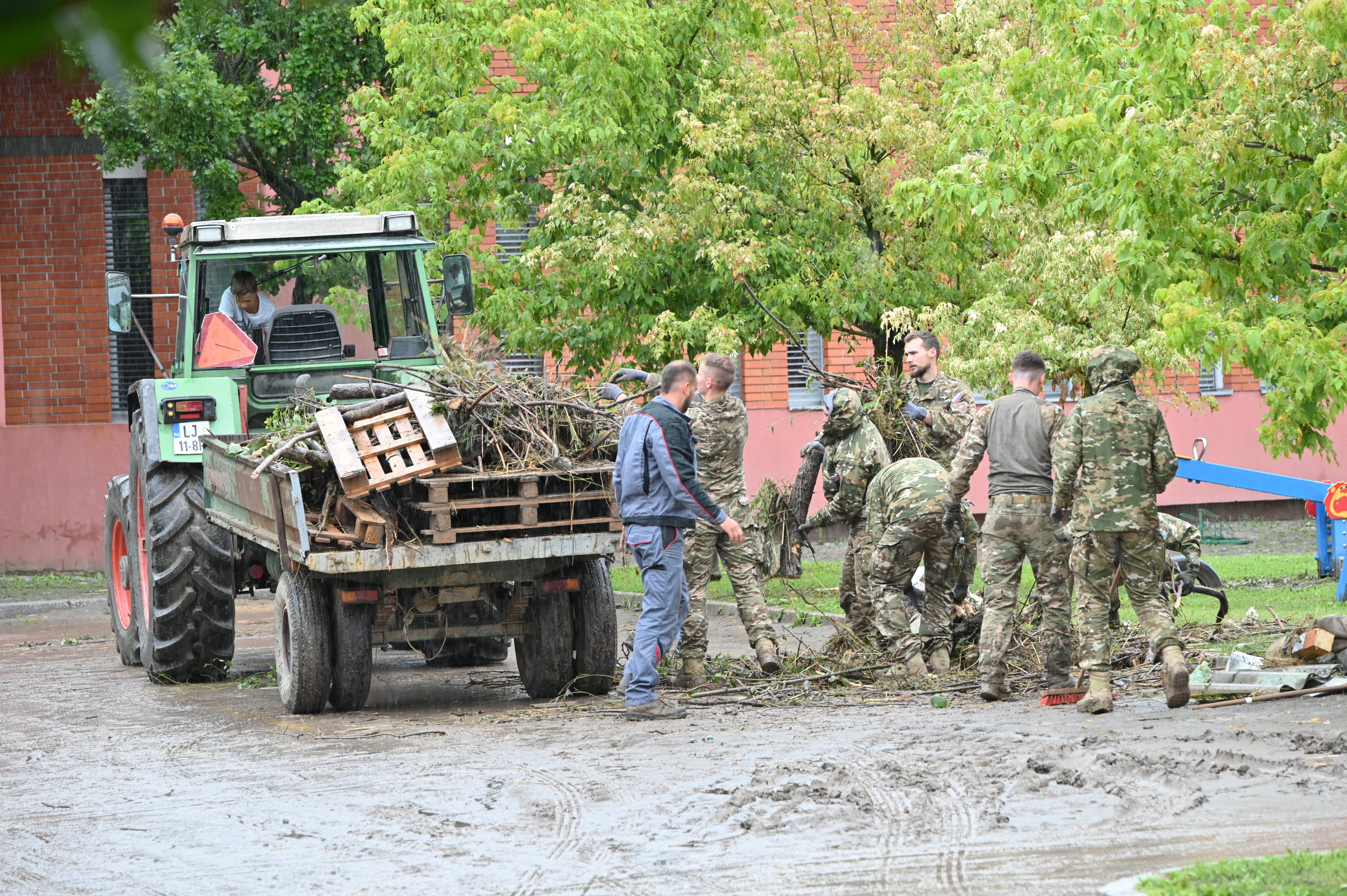 Čiščenje posledic po poplavah v Medvodah. (Foto: Žiga Živulović jr./BOBO)