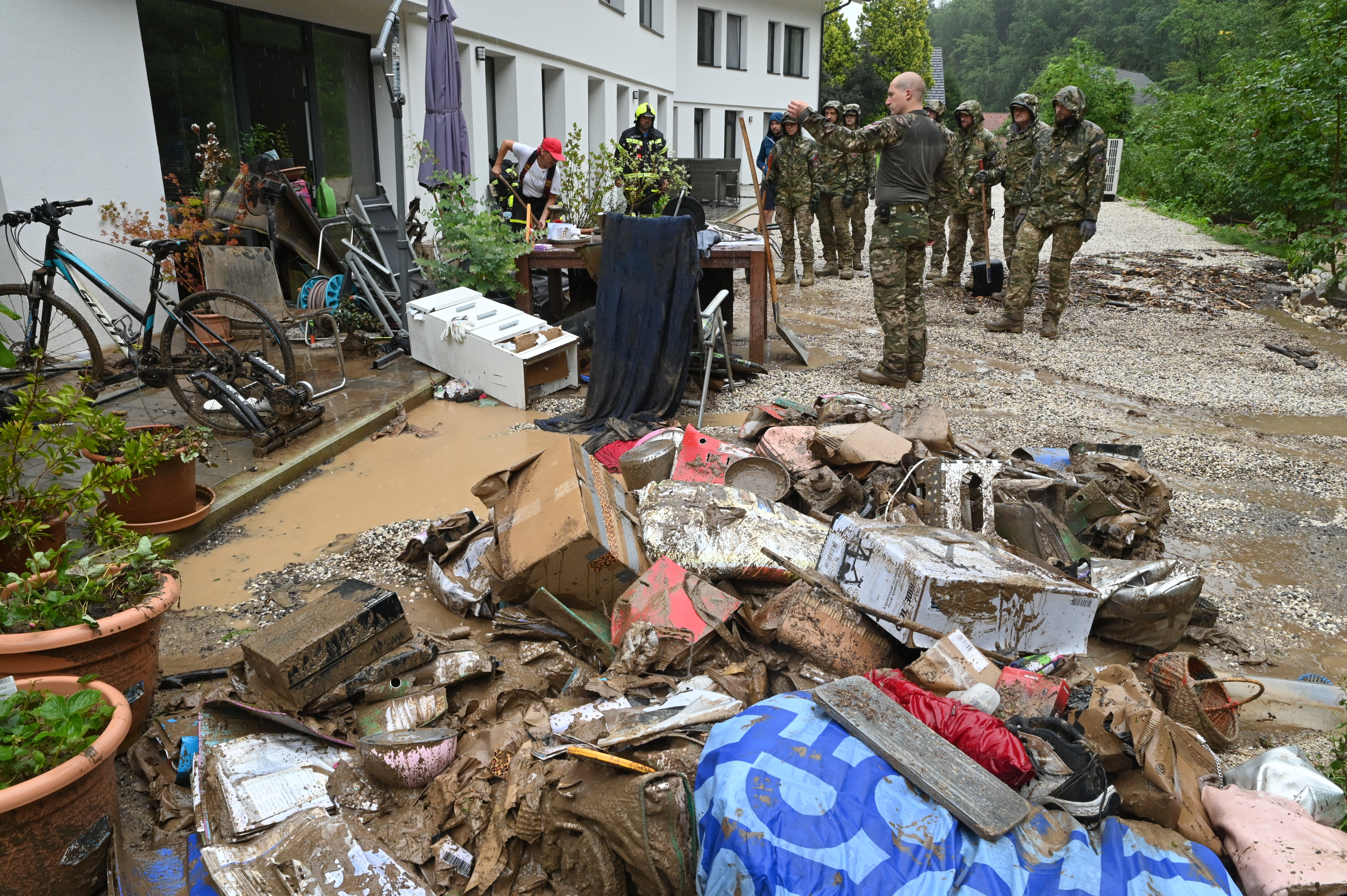 Čiščenje in odstranjevanje materiala, ki ga je nanesla poplavljena Sora.