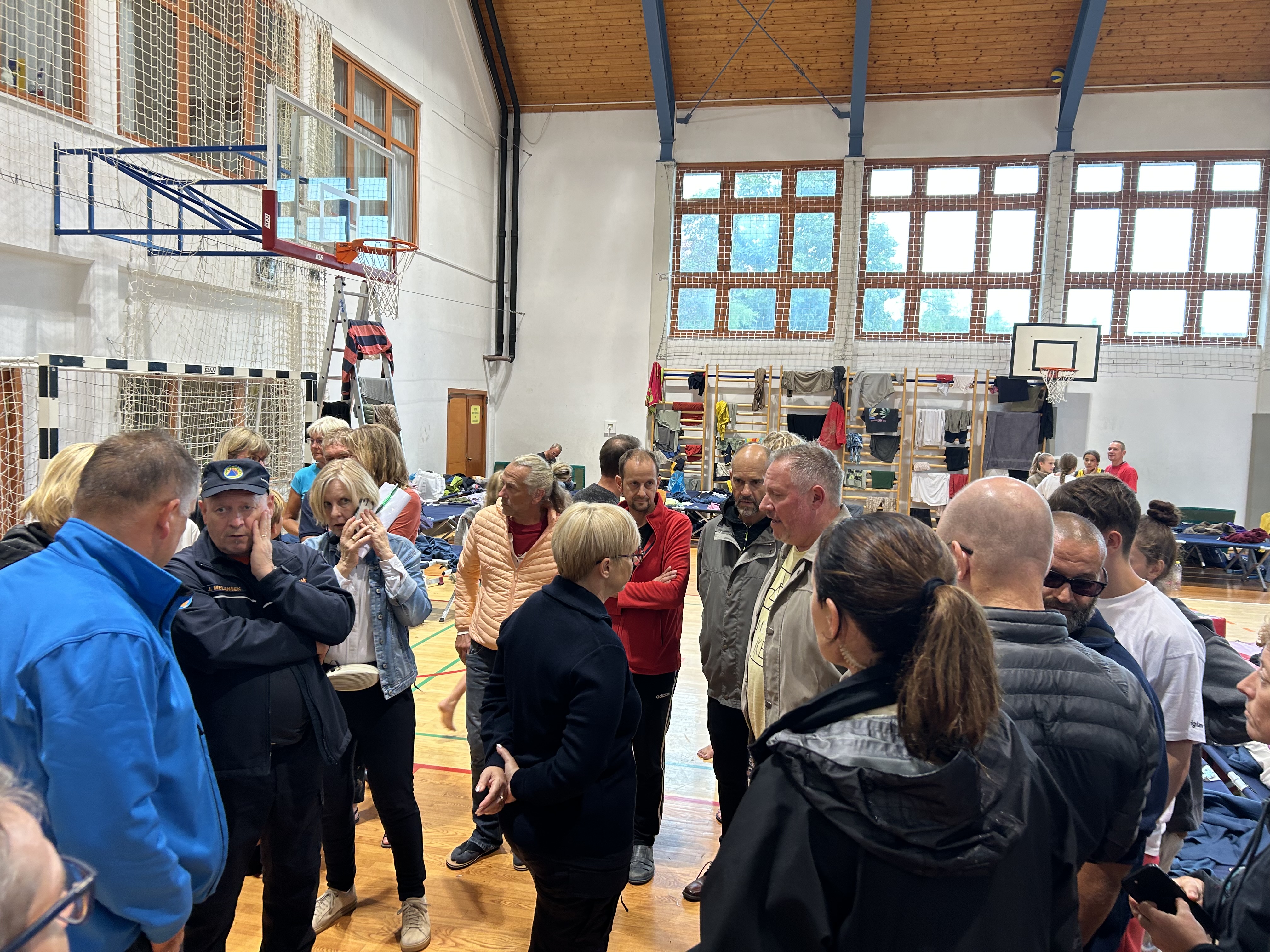 Srečanje s turisti v Rečici ob Savinji, ki so jih evakuirali iz bližnjih kampov (Foto: Nejc Šporin / UPRS)