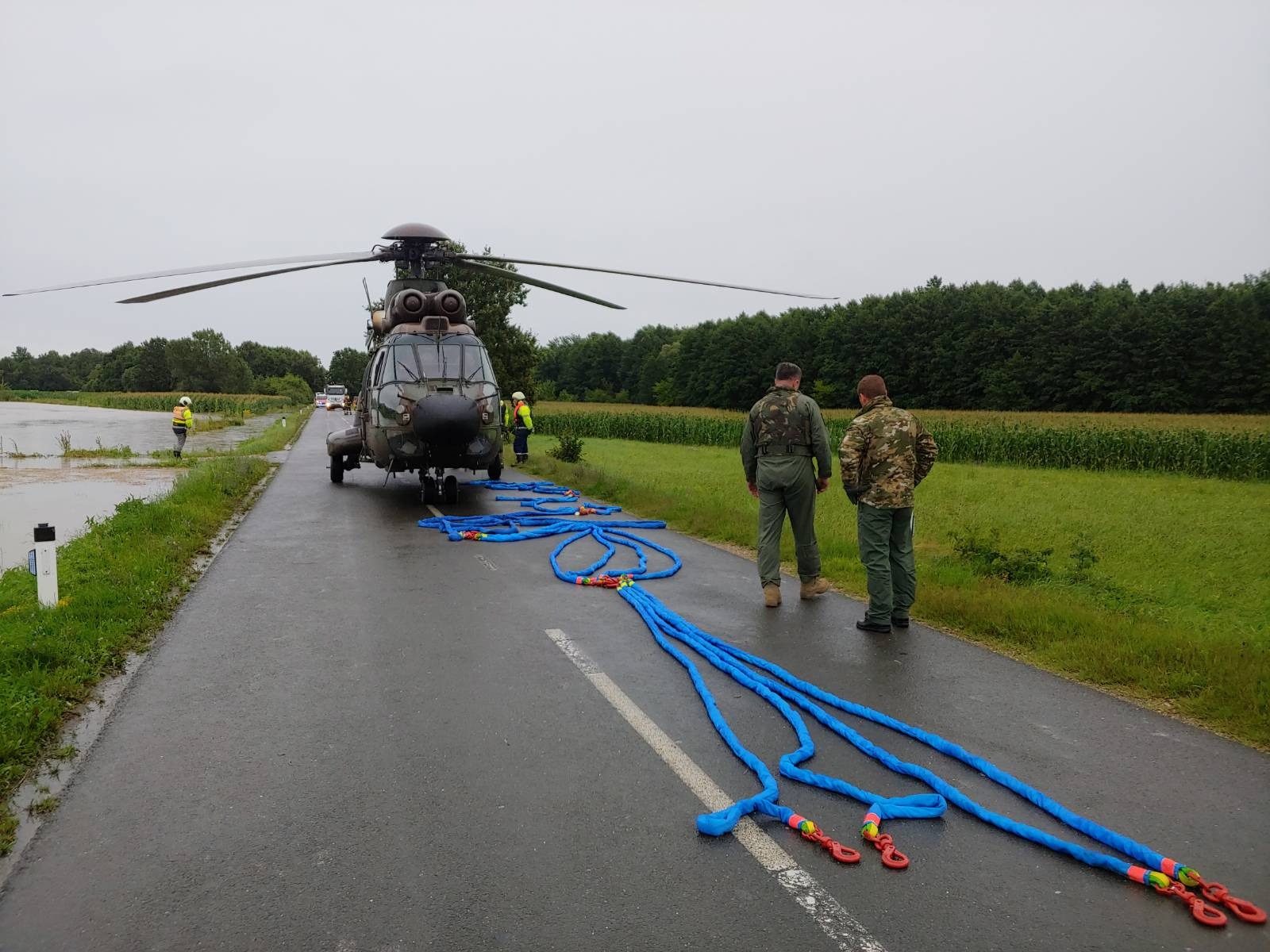 Helikopter Slovenske vojske posreduje ob Muri (Vir; Slovenska vojska)