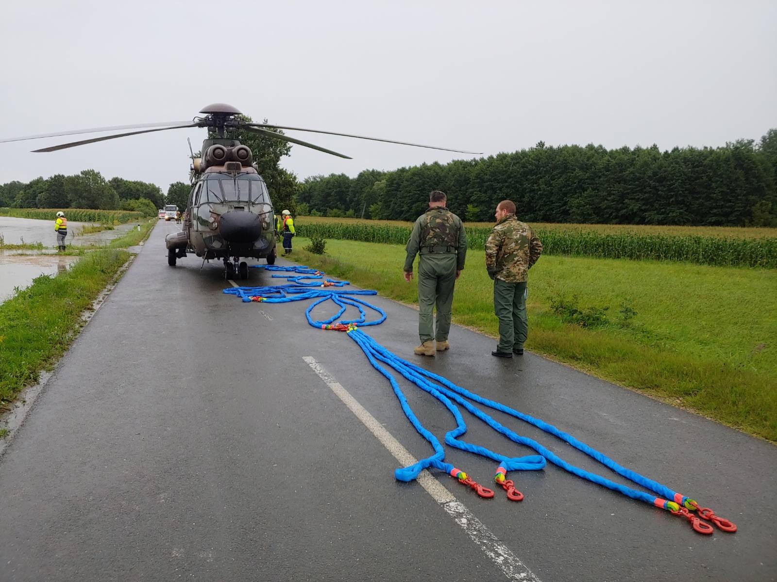 Helikopter Slovenske vojske posreduje ob Muri (Vir; Slovenska vojska)