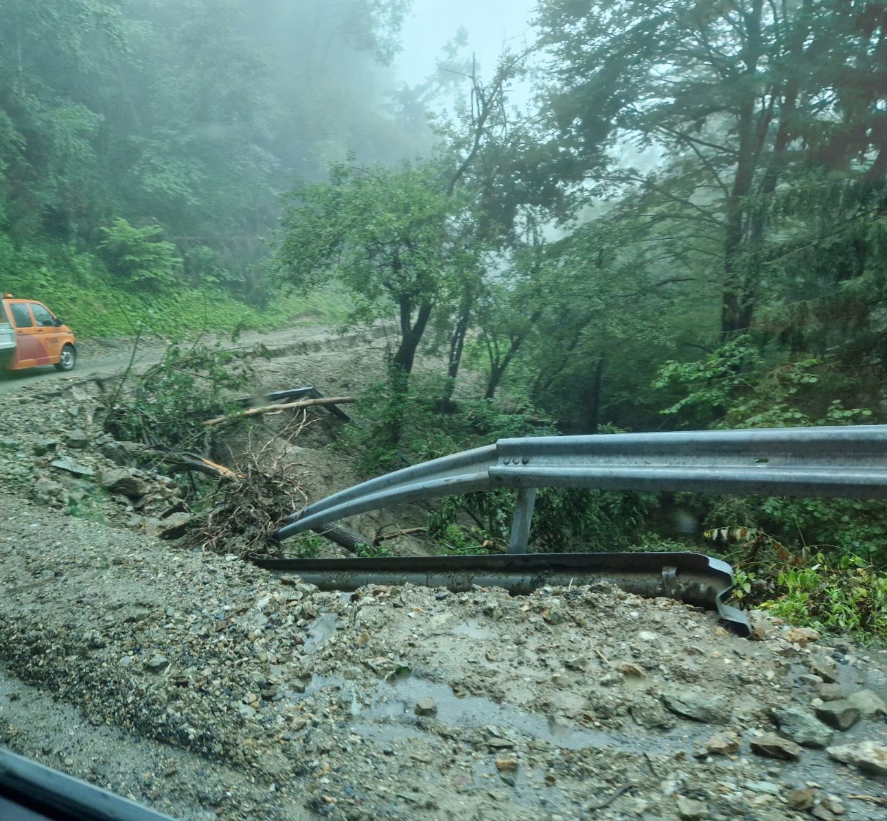Ceste nad dolino Kamniške Bistrice (Foto: Bralec)