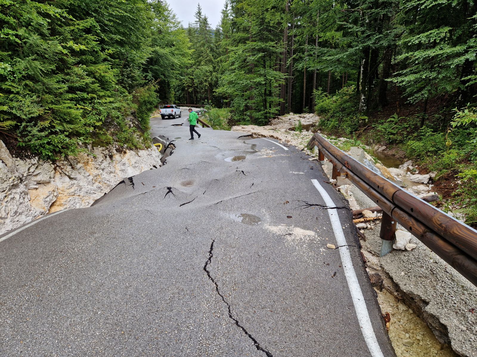 Ceste nad dolino Kamniške Bistrice (Foto: Bralec)