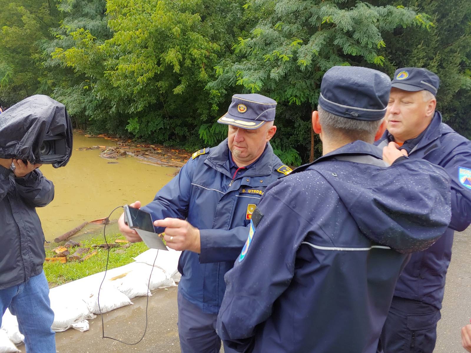 Obrambni minister Marjan Šarec si je ogledal območje poplavljanja Mure (foto: N1)