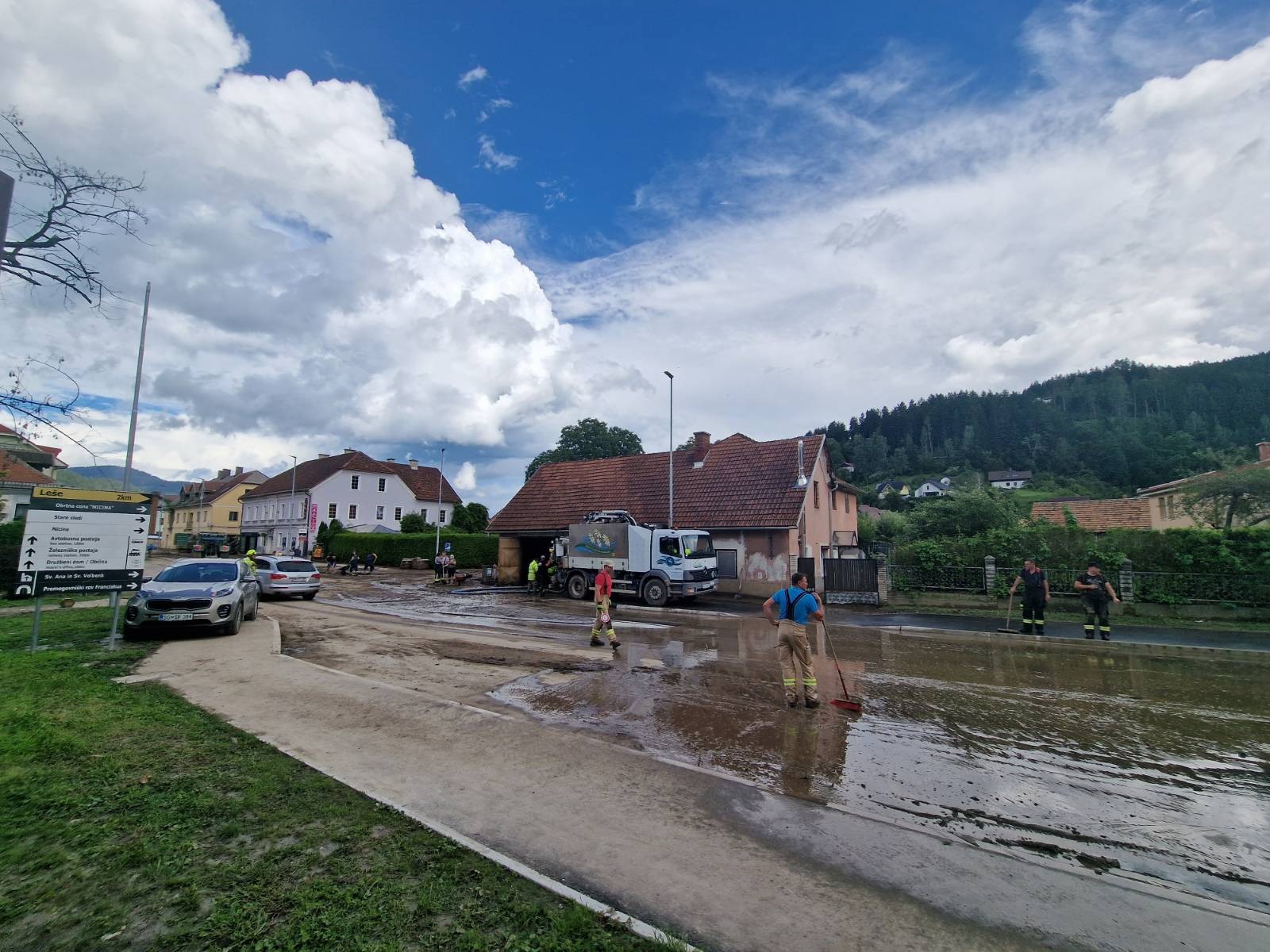 Odpravljanje posledic poplav na Prevaljah. (Aljaž Uršej/N1)