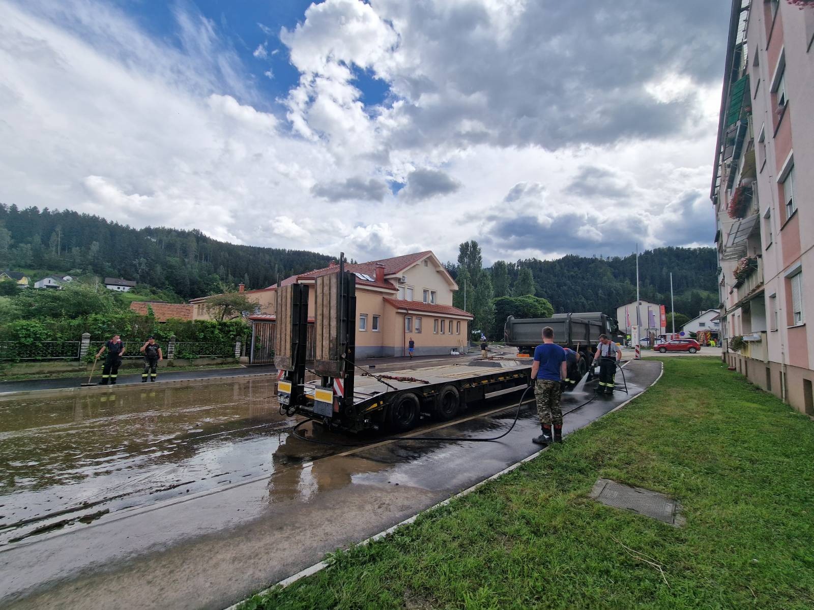 Odpravljanje posledic poplav na Prevaljah. (Aljaž Uršej/N1)