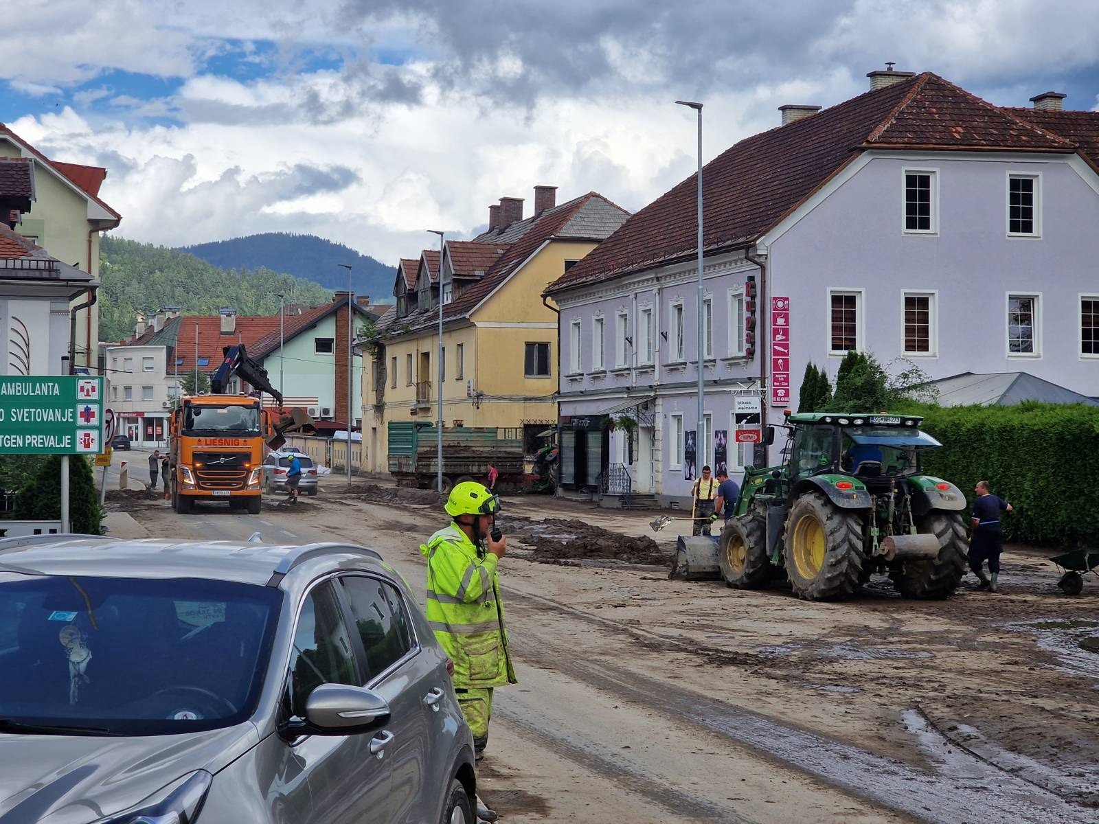 Odpravljanje posledic poplav na Prevaljah. (Aljaž Uršej/N1)