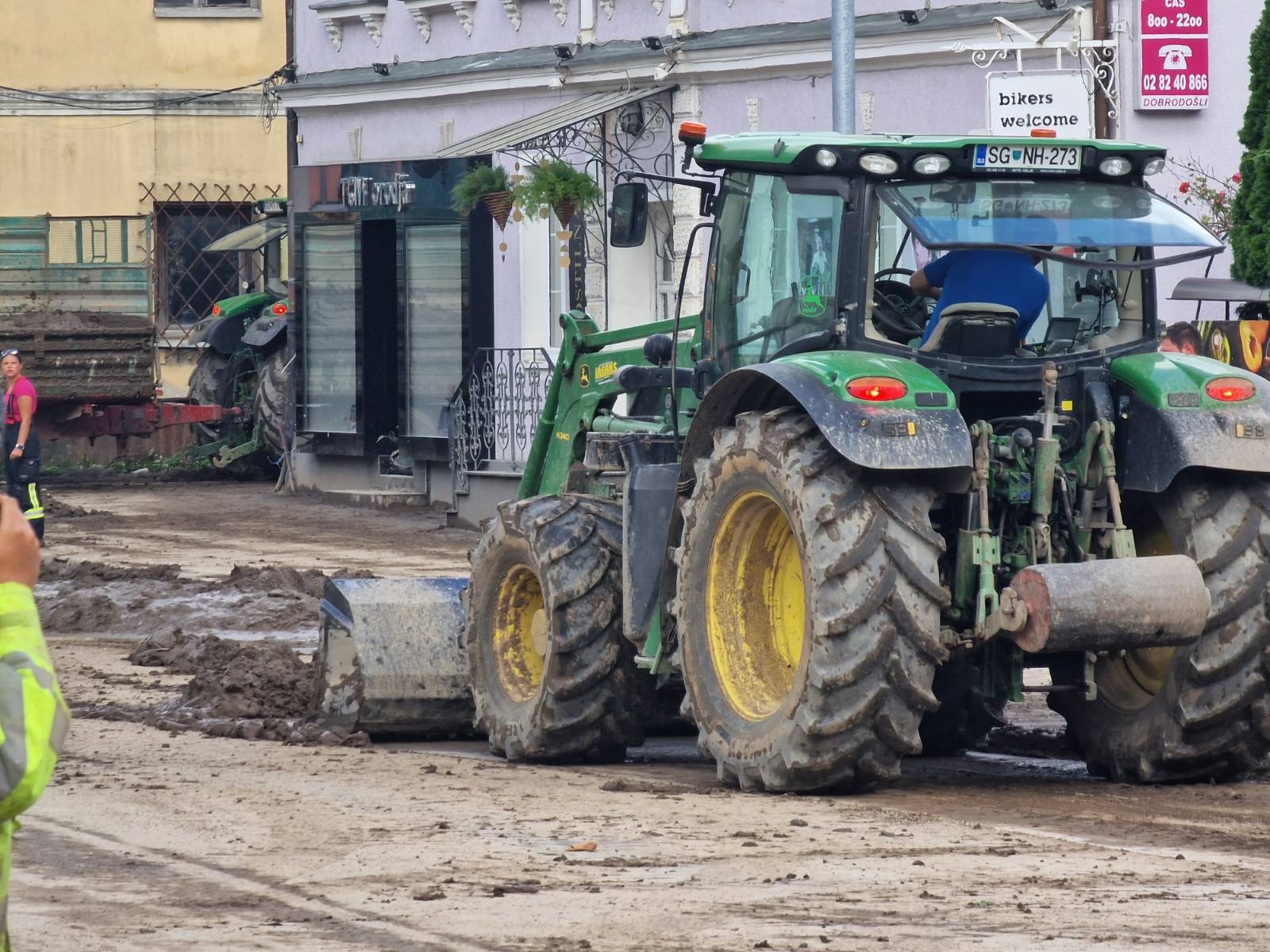 Odpravljanje posledic poplav na Prevaljah. (Aljaž Uršej/N1)