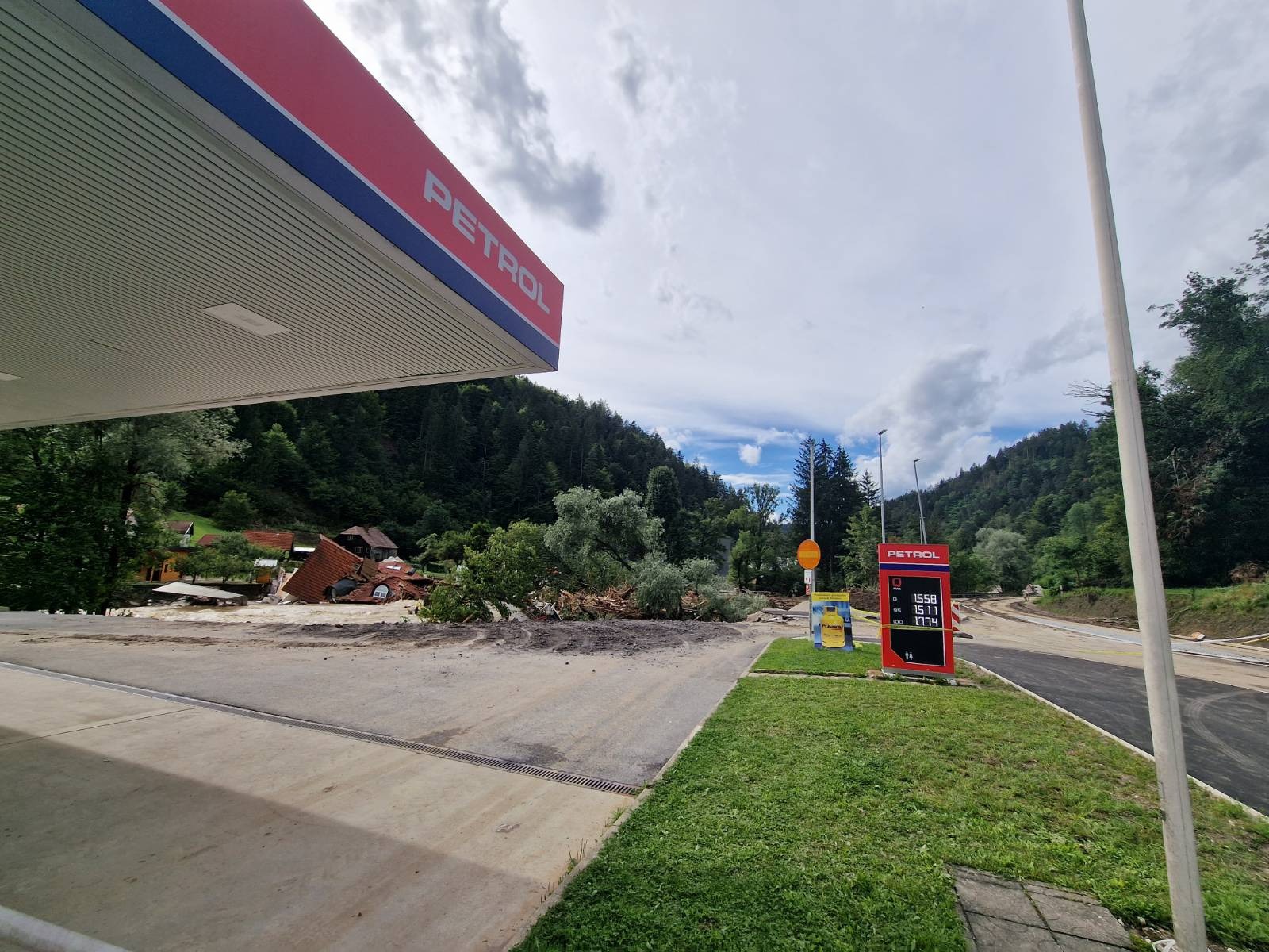 prevalje, meža, hiša, petrol