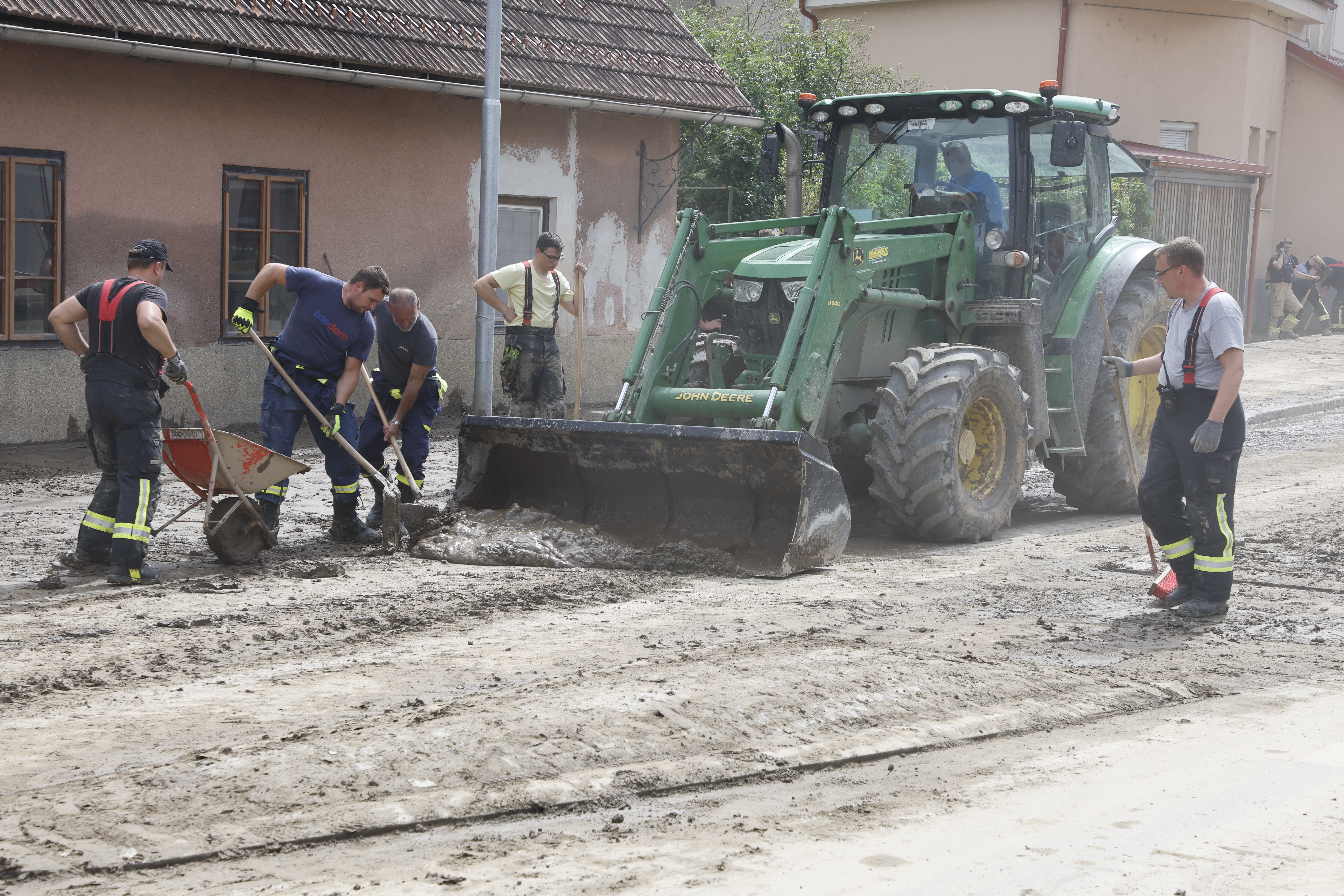 Odpravljanje posledic poplav na Prevaljah. (Borut Živulović/BOBO)