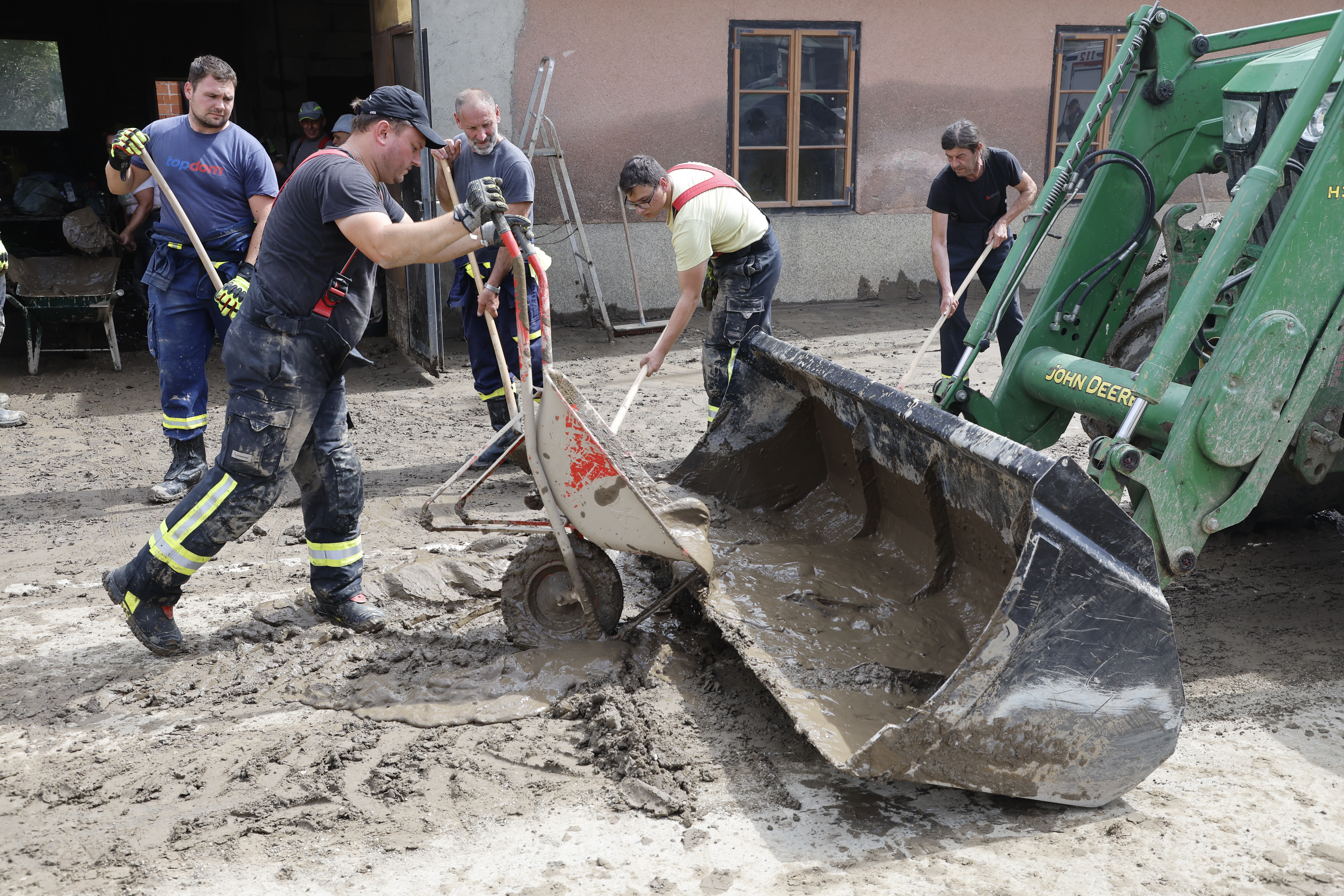 Odpravljanje posledic poplav na Prevaljah (Foto: Borut Živulović/BOBO)