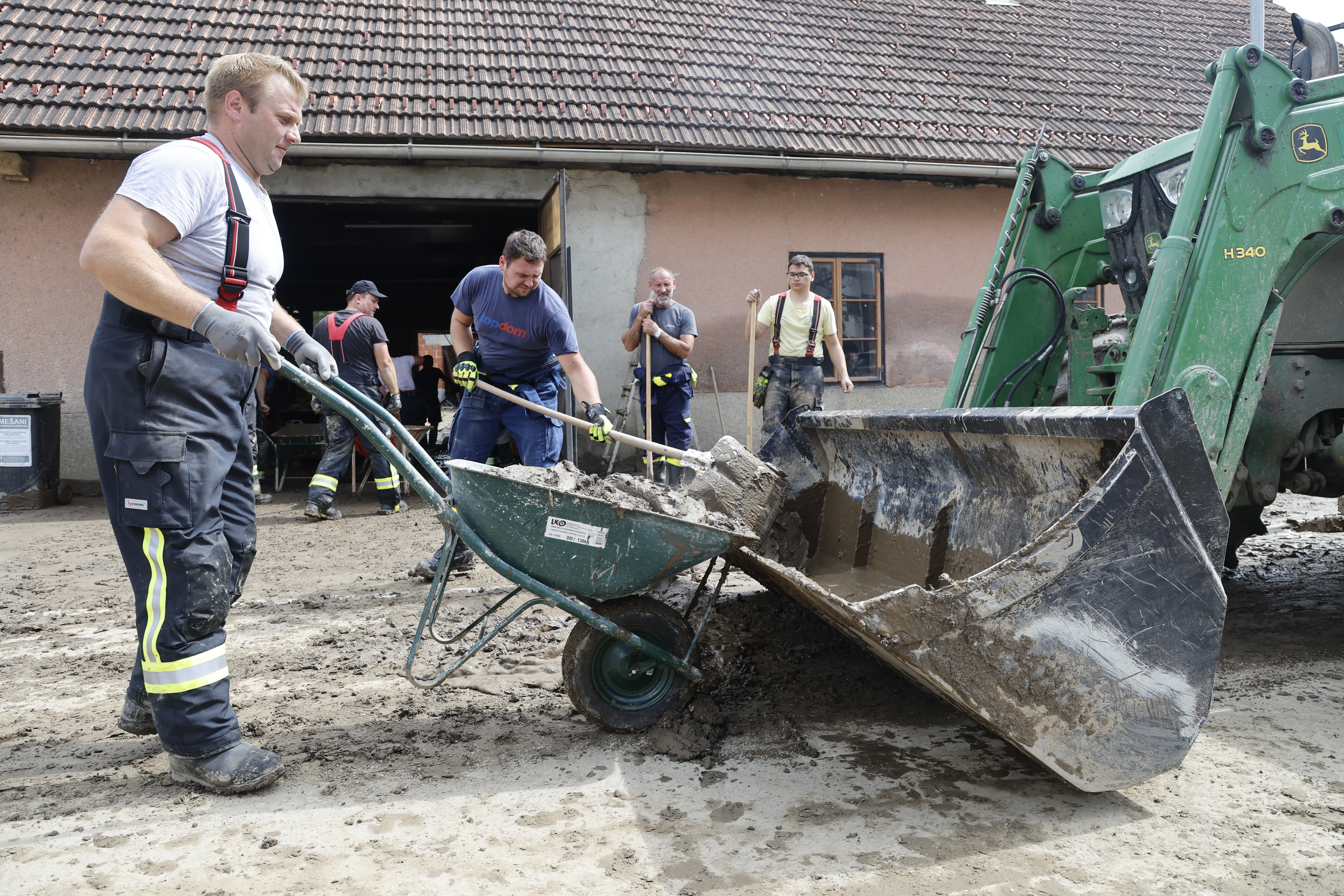 Odpravljanje posledic poplav na Prevaljah. (Borut Živulović/BOBO)