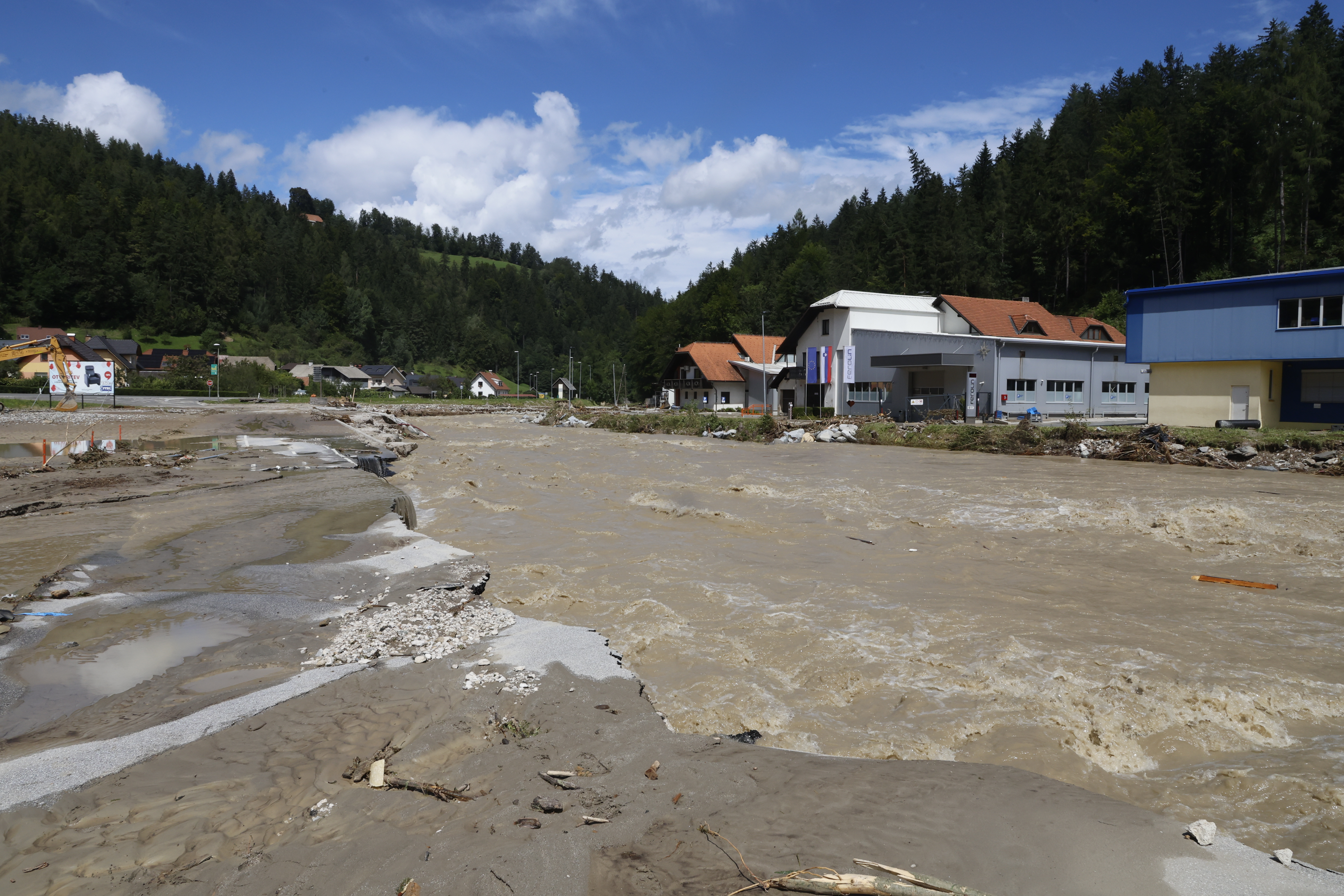 Uničenje po poplavah v Mežici. (Borut Živulović/BOBO)