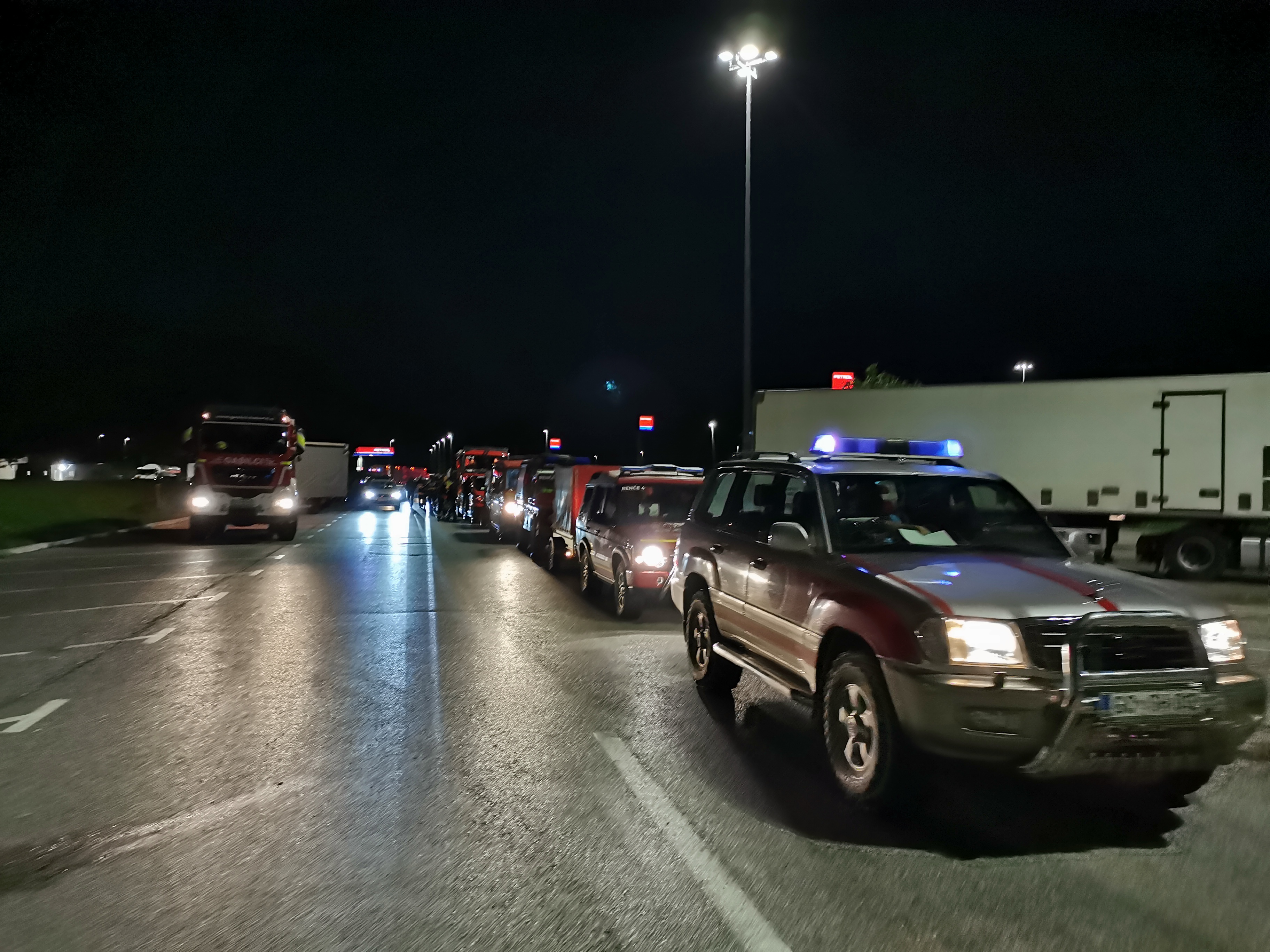 Konvoj gasilcev, ki so šli proti Koroški. (Vir: Ervin Čurlič / regijski štab CZ za severno Primorsko)