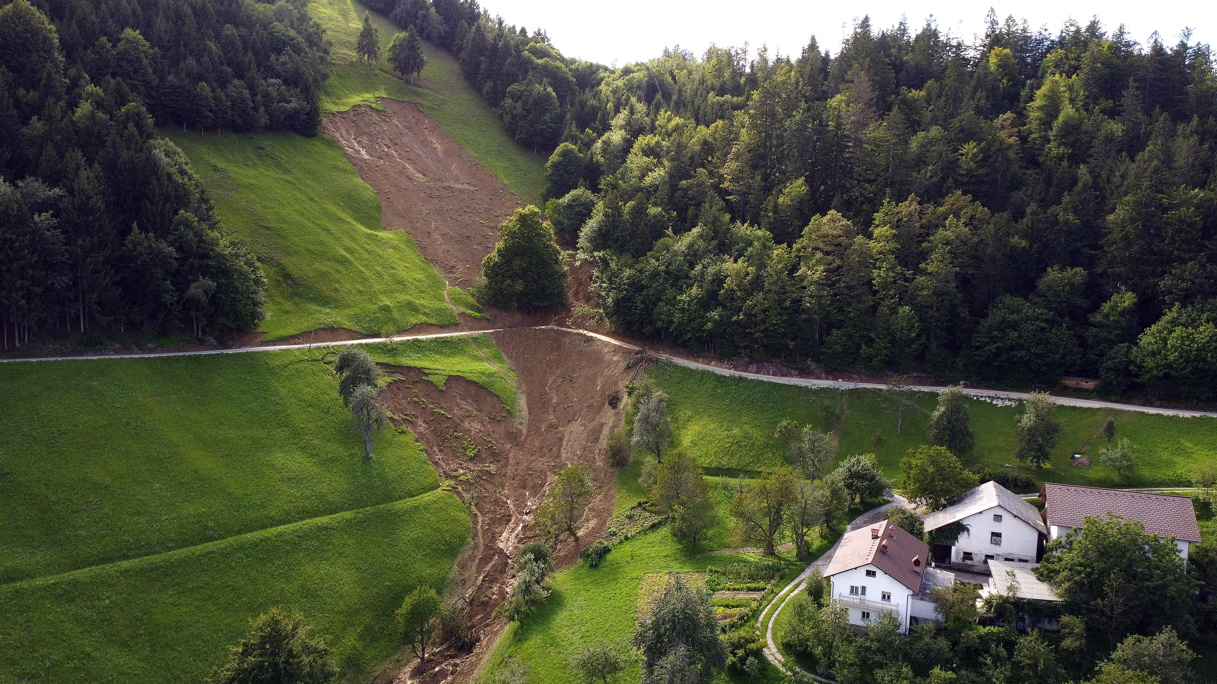 Zemeljski plaz ob kmetiji na pobočju Osolnika.