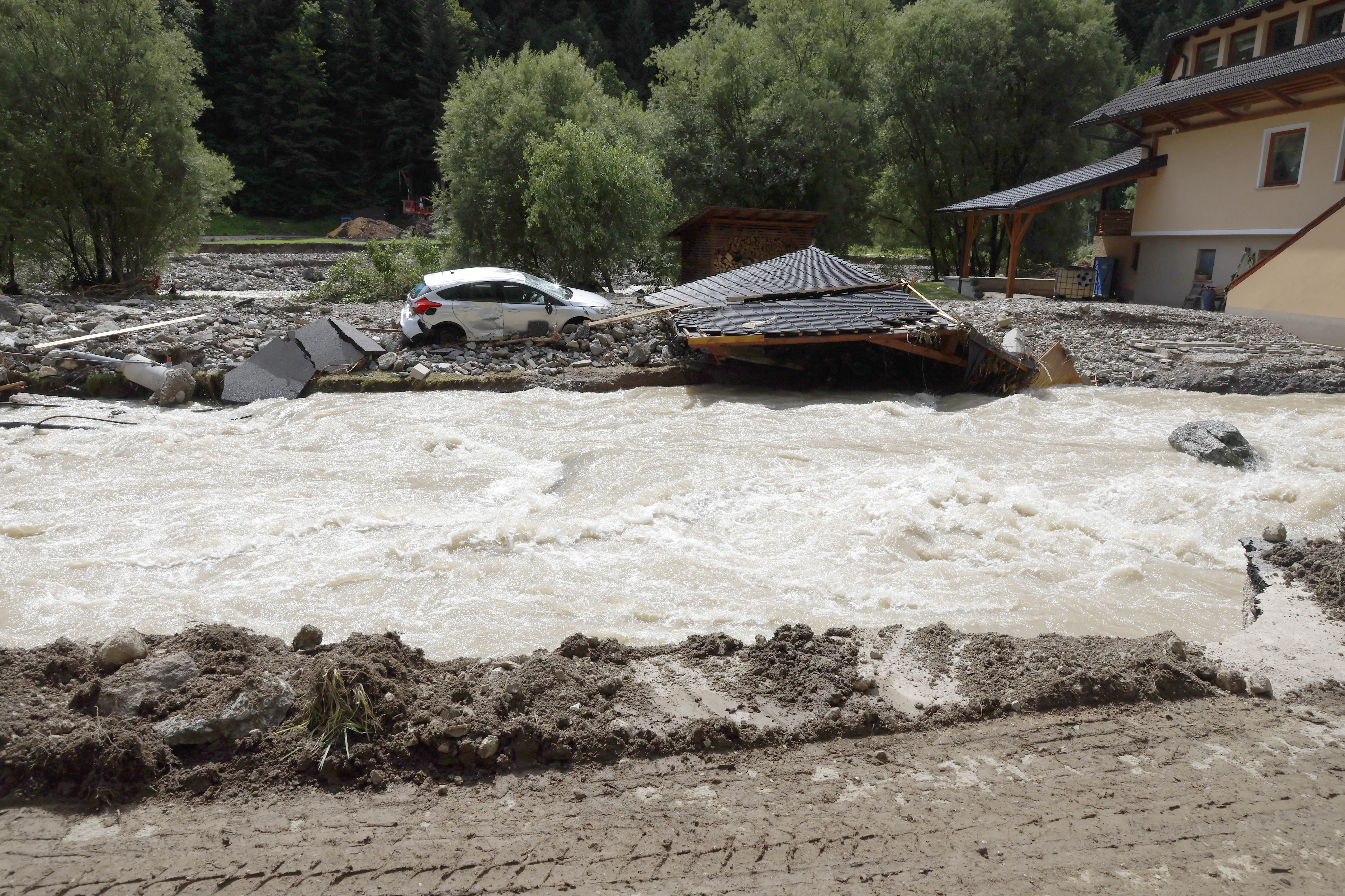 Odpravljanje posledic uničujočih poplav v naselju Raduha v občini Luče. (Foto: Borut Živulović/BOBO)
