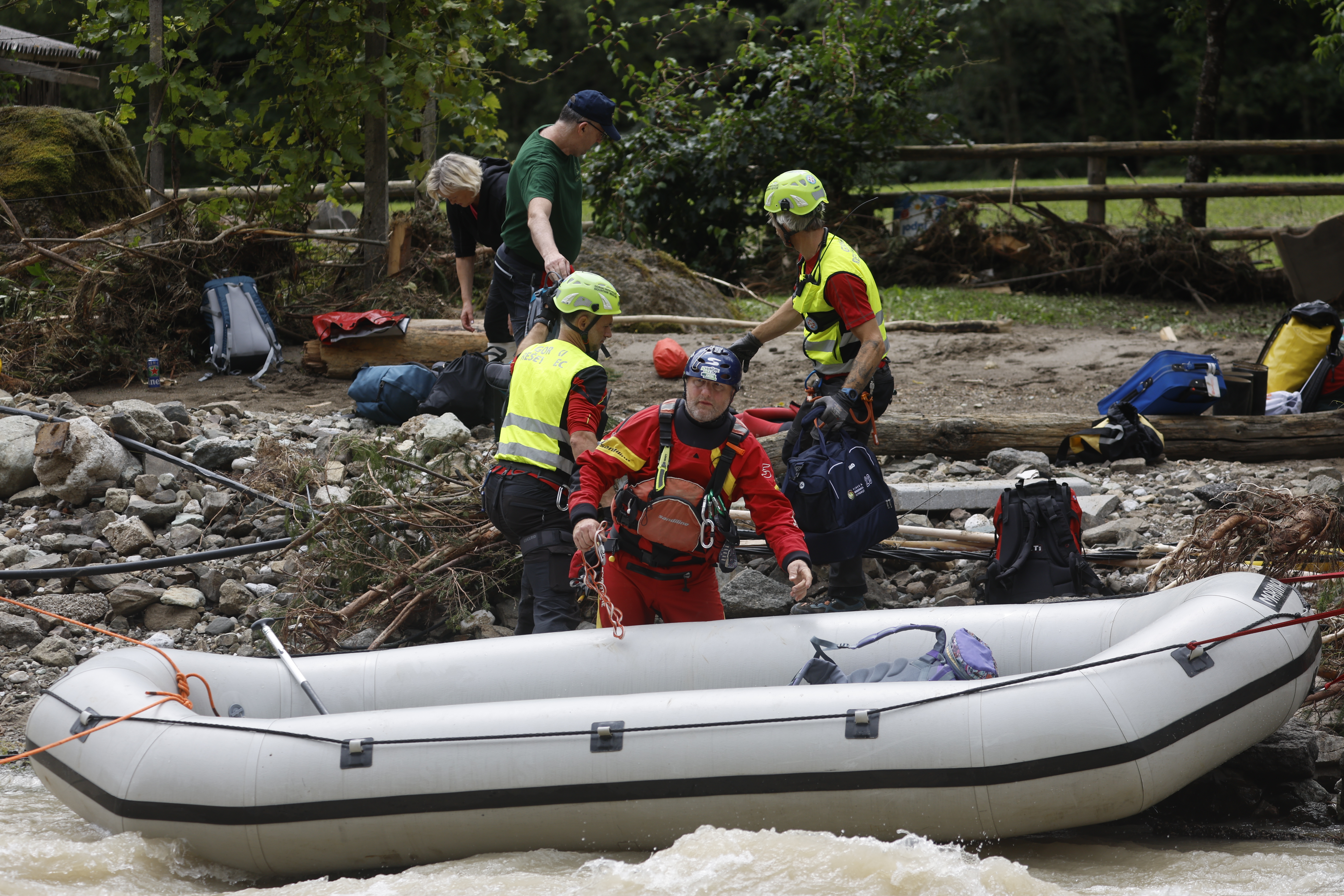 Odpravljanje posledic uničujočih poplav v naselju Raduha v občini Luče. (Foto: Borut Živulović/BOBO)