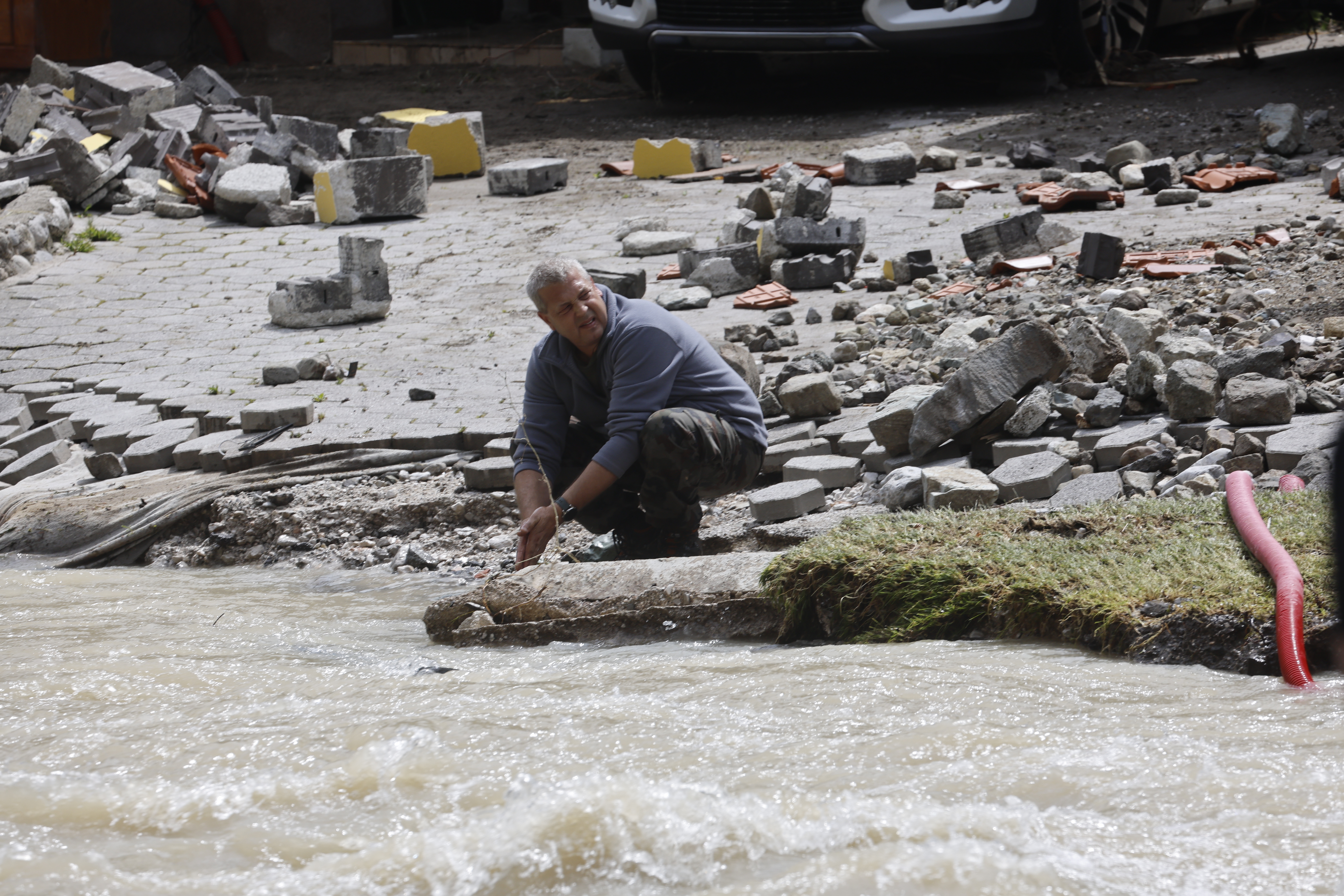 Odpravljanje posledic uničujočih poplav v naselju Raduha v občini Luče. (Foto: Borut Živulović/BOBO)