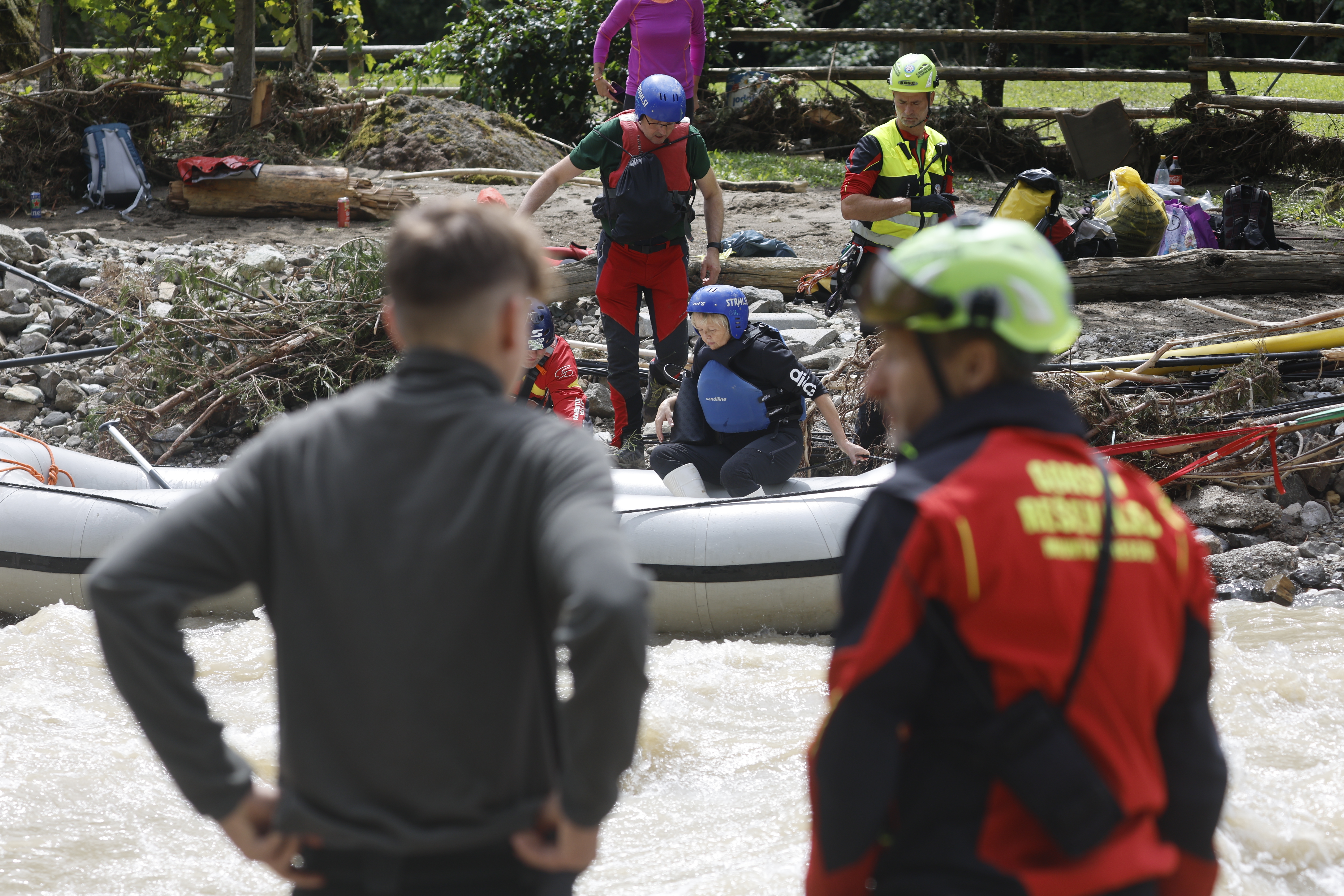 Odpravljanje posledic uničujočih poplav v naselju Raduha v občini Luče. (Foto: Borut Živulović/BOBO)