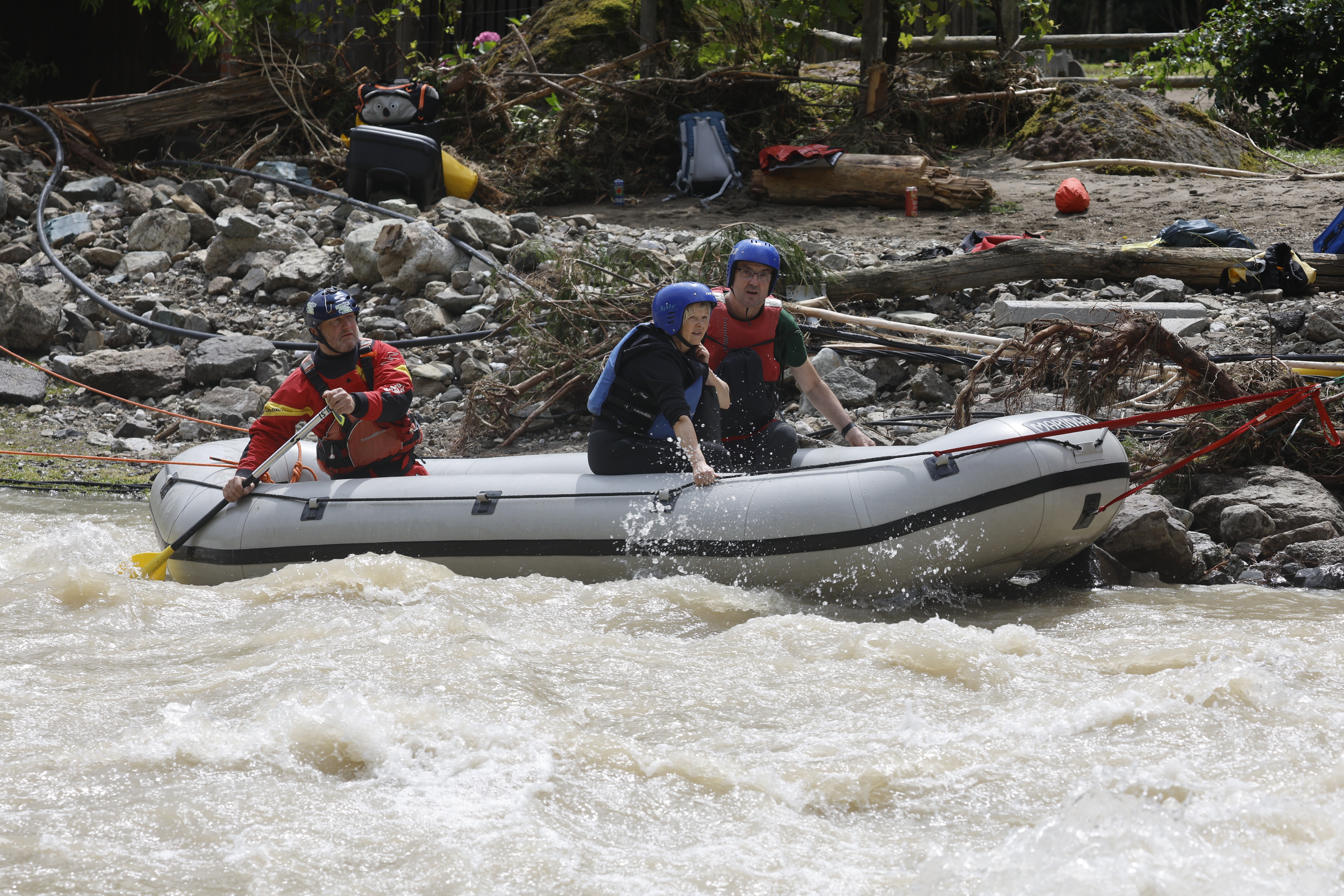 Odpravljanje posledic uničujočih poplav v naselju Raduha v občini Luče. (Foto: Borut Živulović/BOBO)