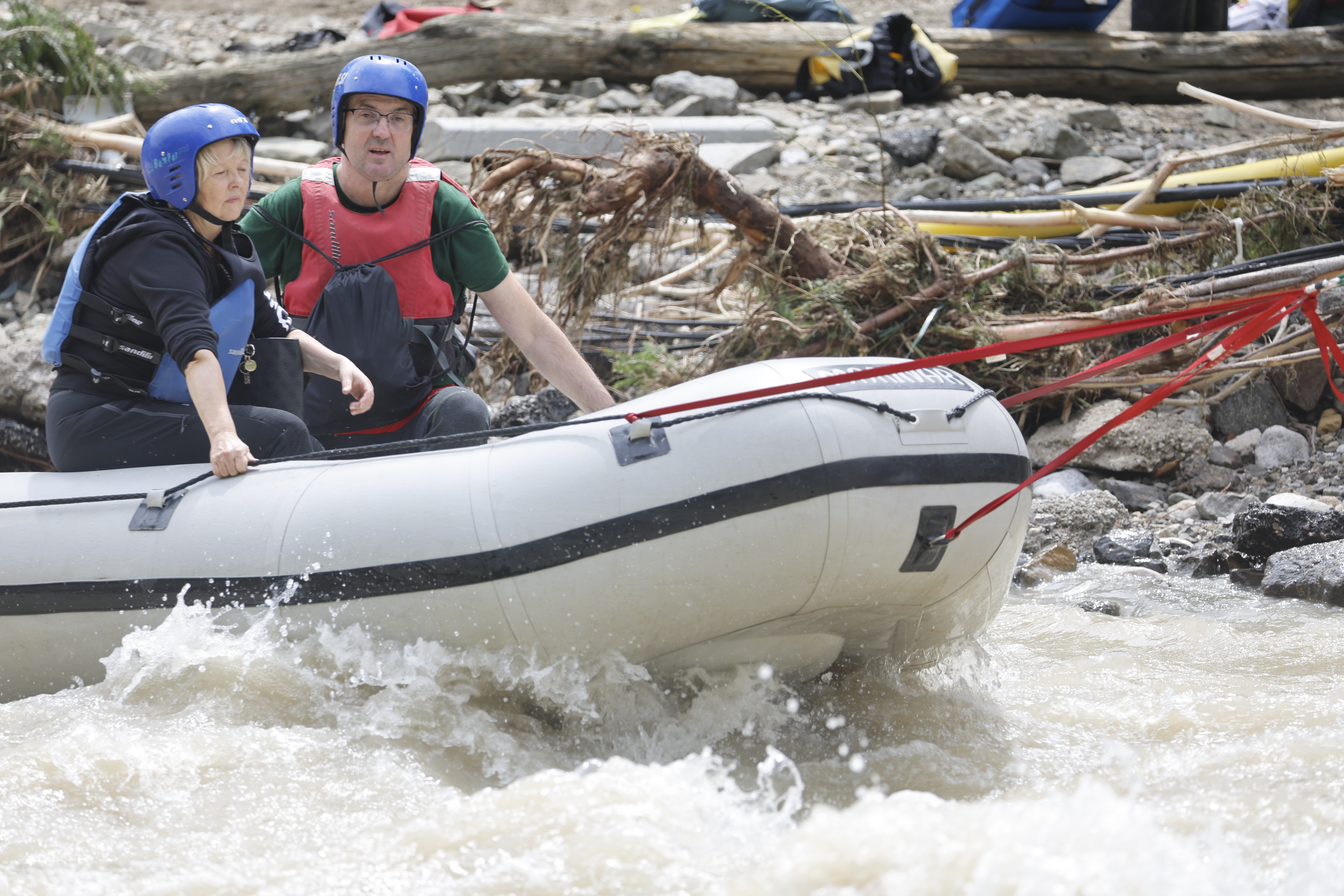 Odpravljanje posledic uničujočih poplav v naselju Raduha v občini Luče. (Foto: Borut Živulović/BOBO)