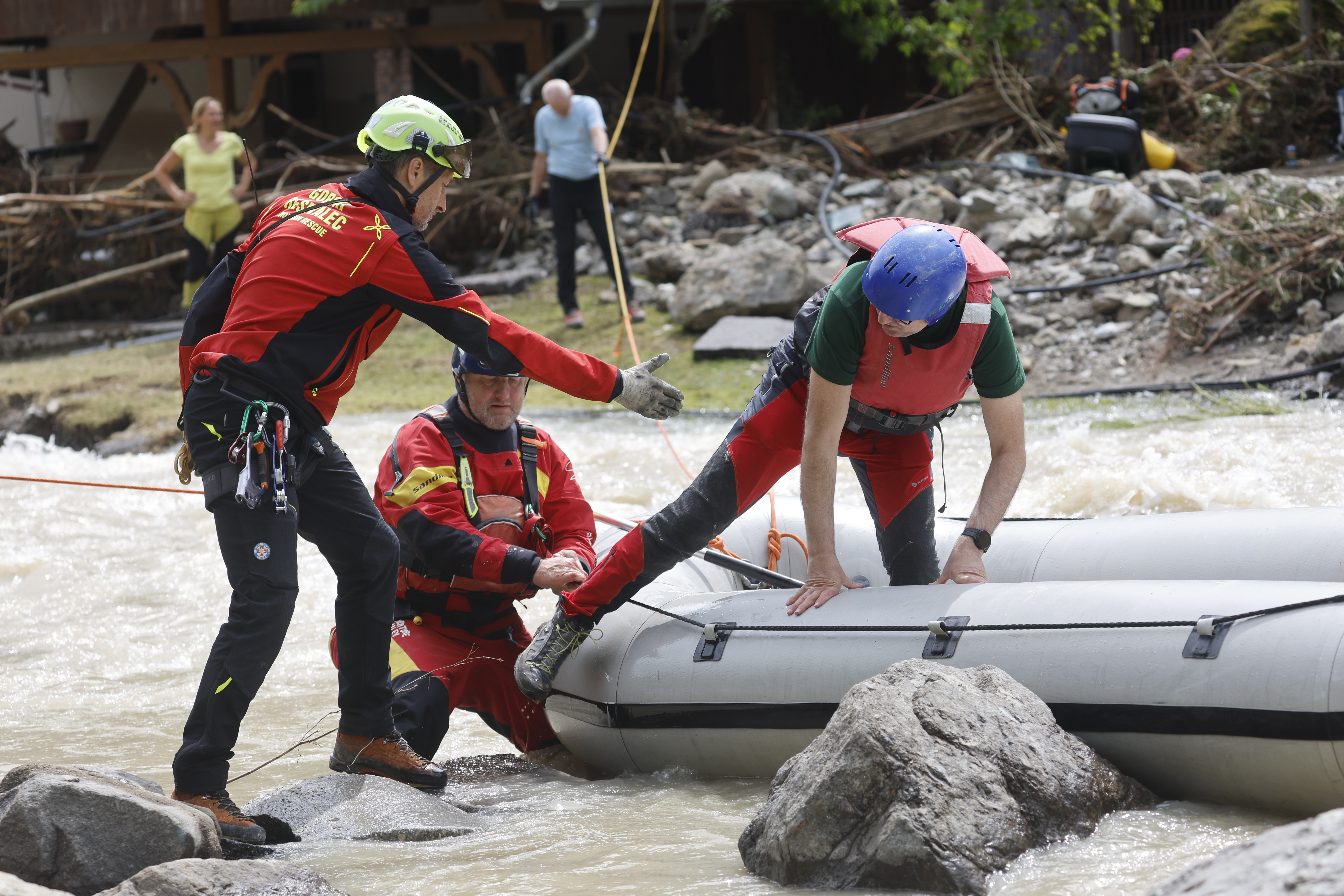 Odpravljanje posledic uničujočih poplav v naselju Raduha v občini Luče. (Foto: Borut Živulović/BOBO)