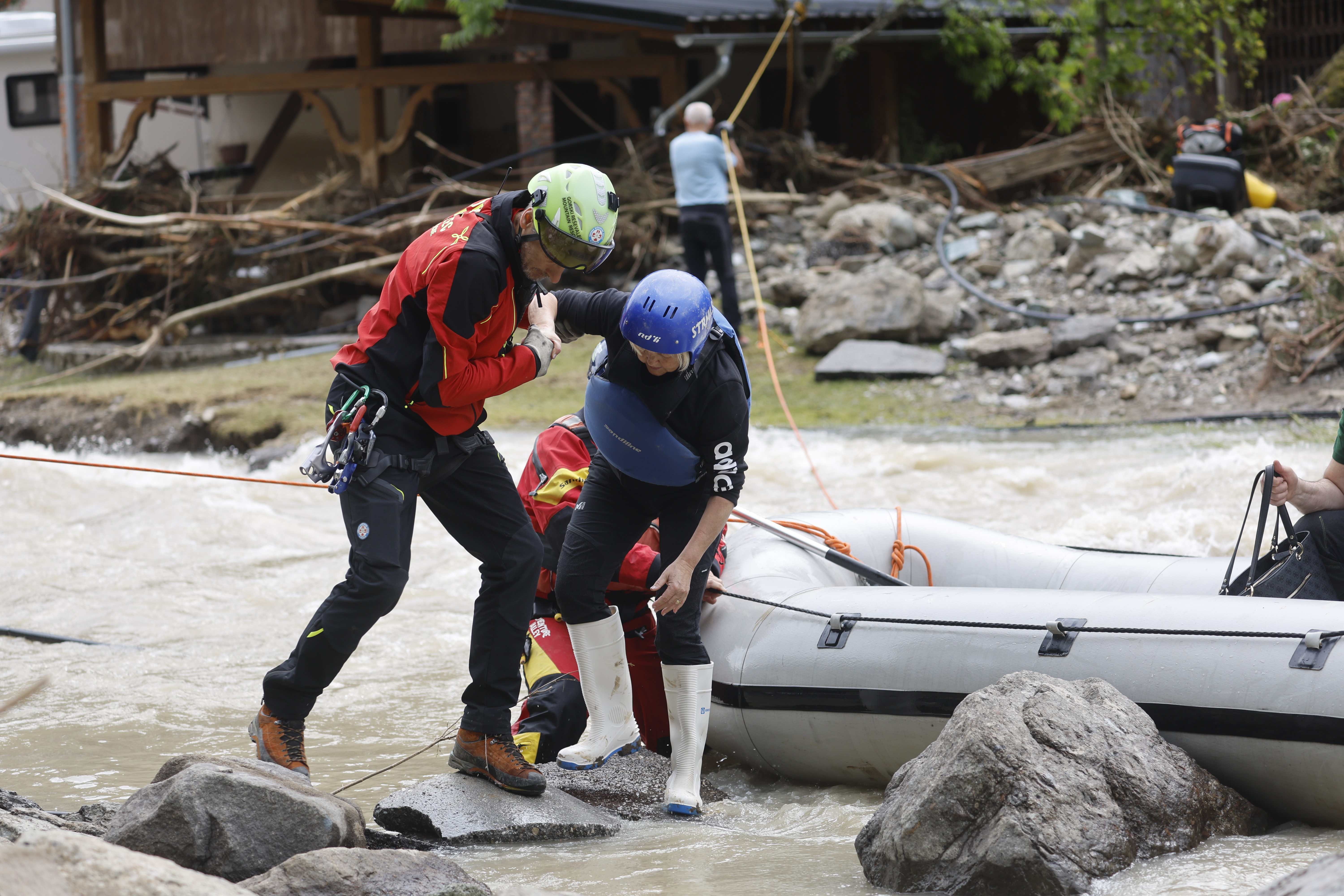 Odpravljanje posledic uničujočih poplav v naselju Raduha v občini Luče. (Foto: Borut Živulović/BOBO)