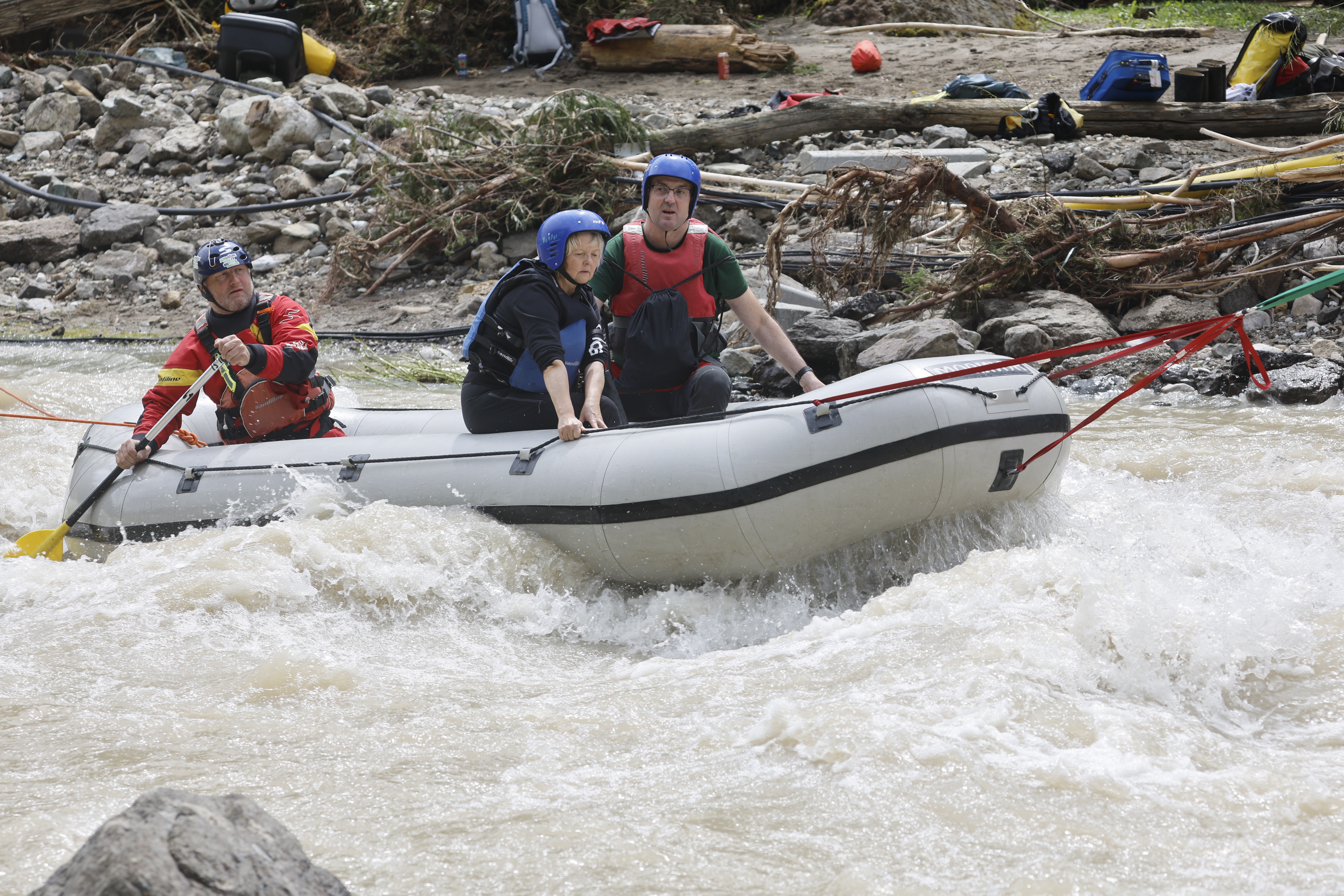 Odpravljanje posledic uničujočih poplav v naselju Raduha v občini Luče. (Foto: Borut Živulović/BOBO)