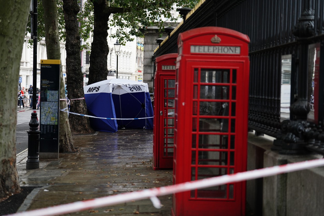 Napad pred Britanskim muzejem v Londonu. (Foto: PROFIMEDIA)