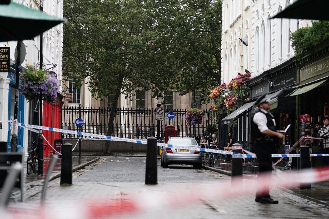 Napad pred Britanskim muzejem v Londonu.