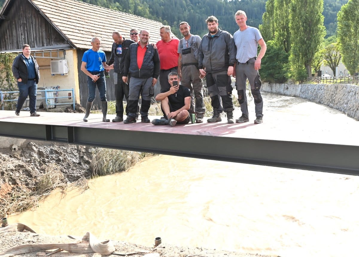 Ekipa podjetja Adteh. (Žiga Živulović/Bobo)