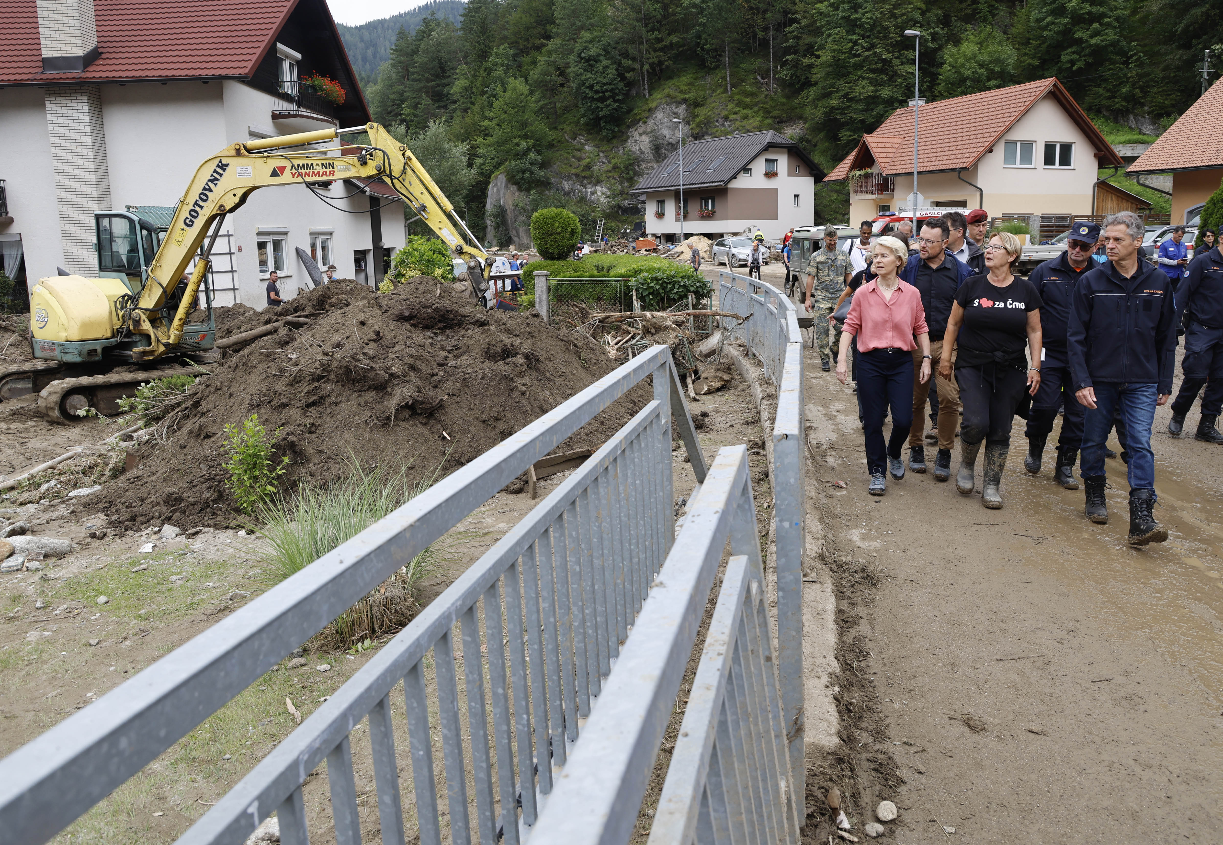 Robert Golob in Ursula von der Leyen na obisku v Črni na Koroškem (Foto: Borut Živulović /BOBO)