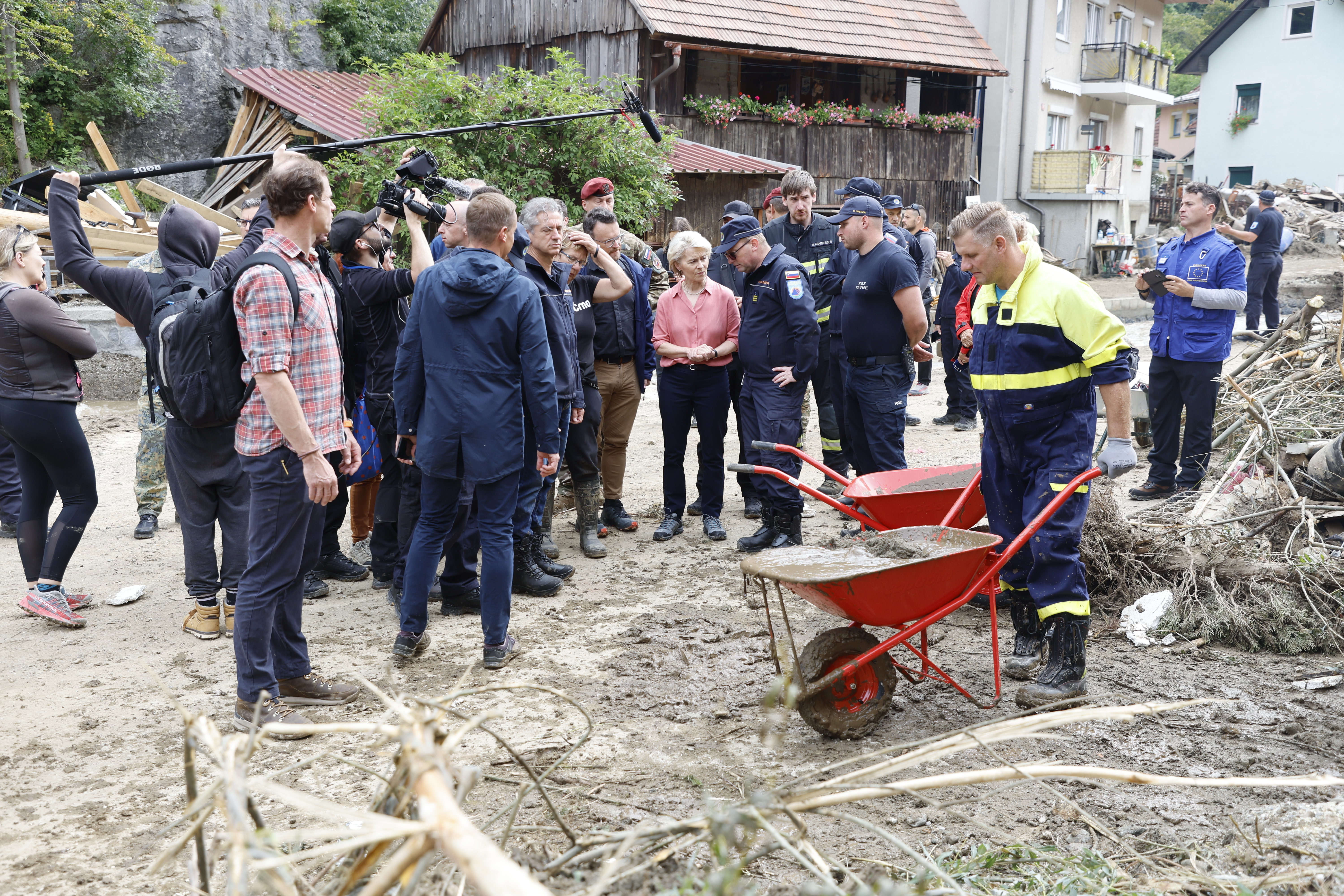 Robert Golob in Ursula von der Leyen na obisku v Črni na Koroškem (Foto: Borut Živulović /BOBO)