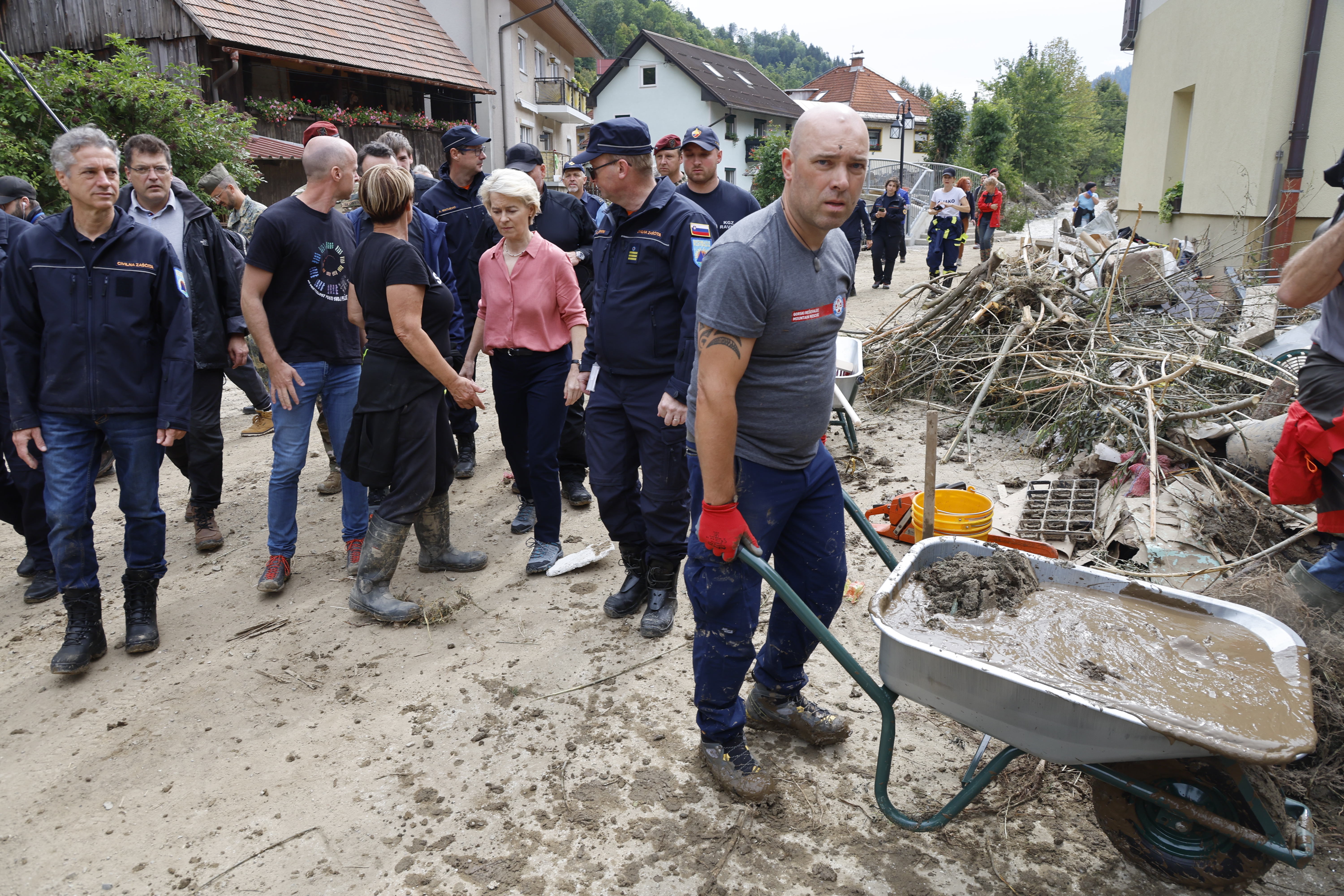 Robert Golob in Ursula von der Leyen na obisku v Črni na Koroškem (Foto: Borut Živulović /BOBO)