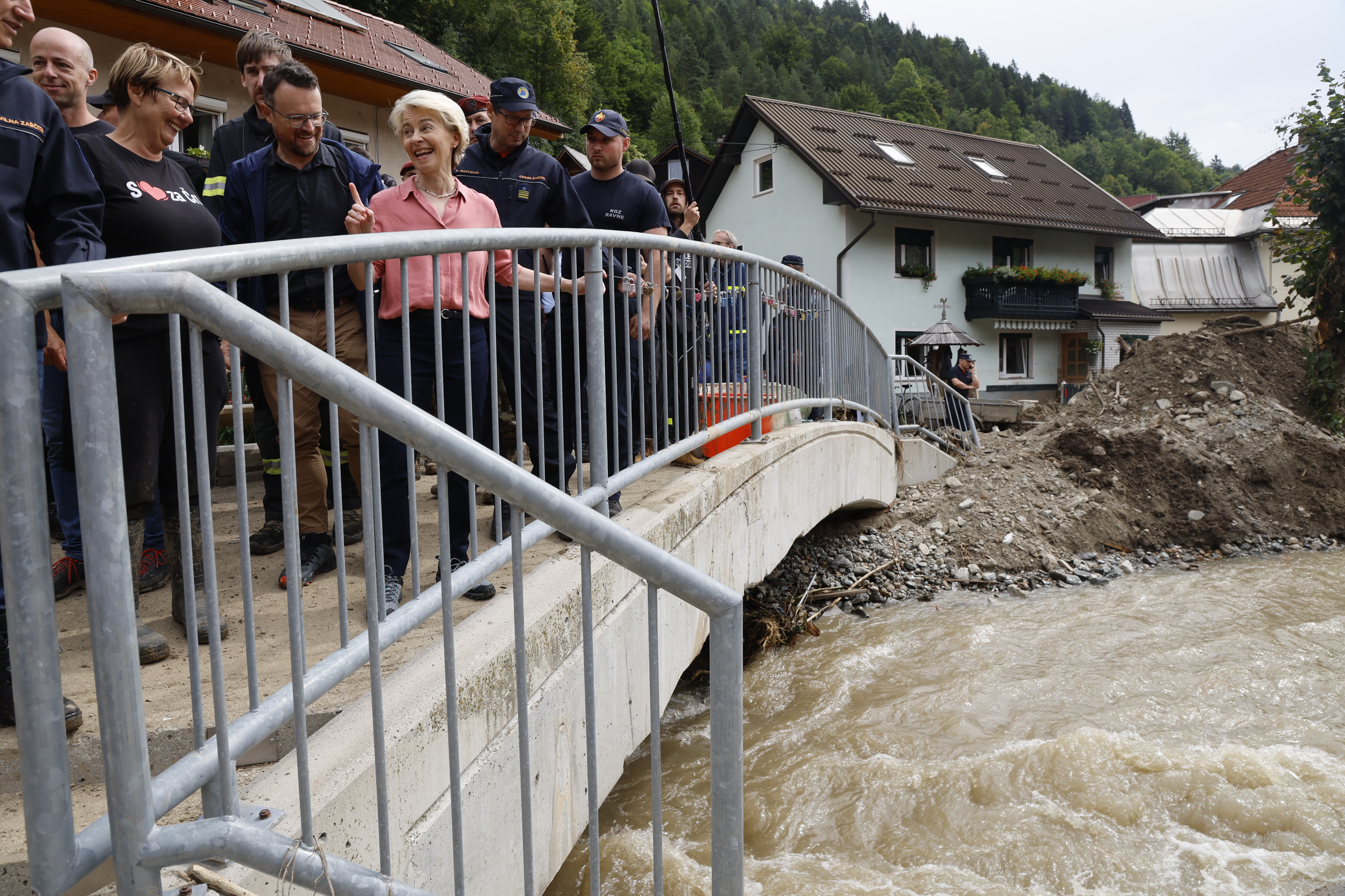 Robert Golob in Ursula von der Leyen na obisku v Črni na Koroškem (Foto: Borut Živulović /BOBO)