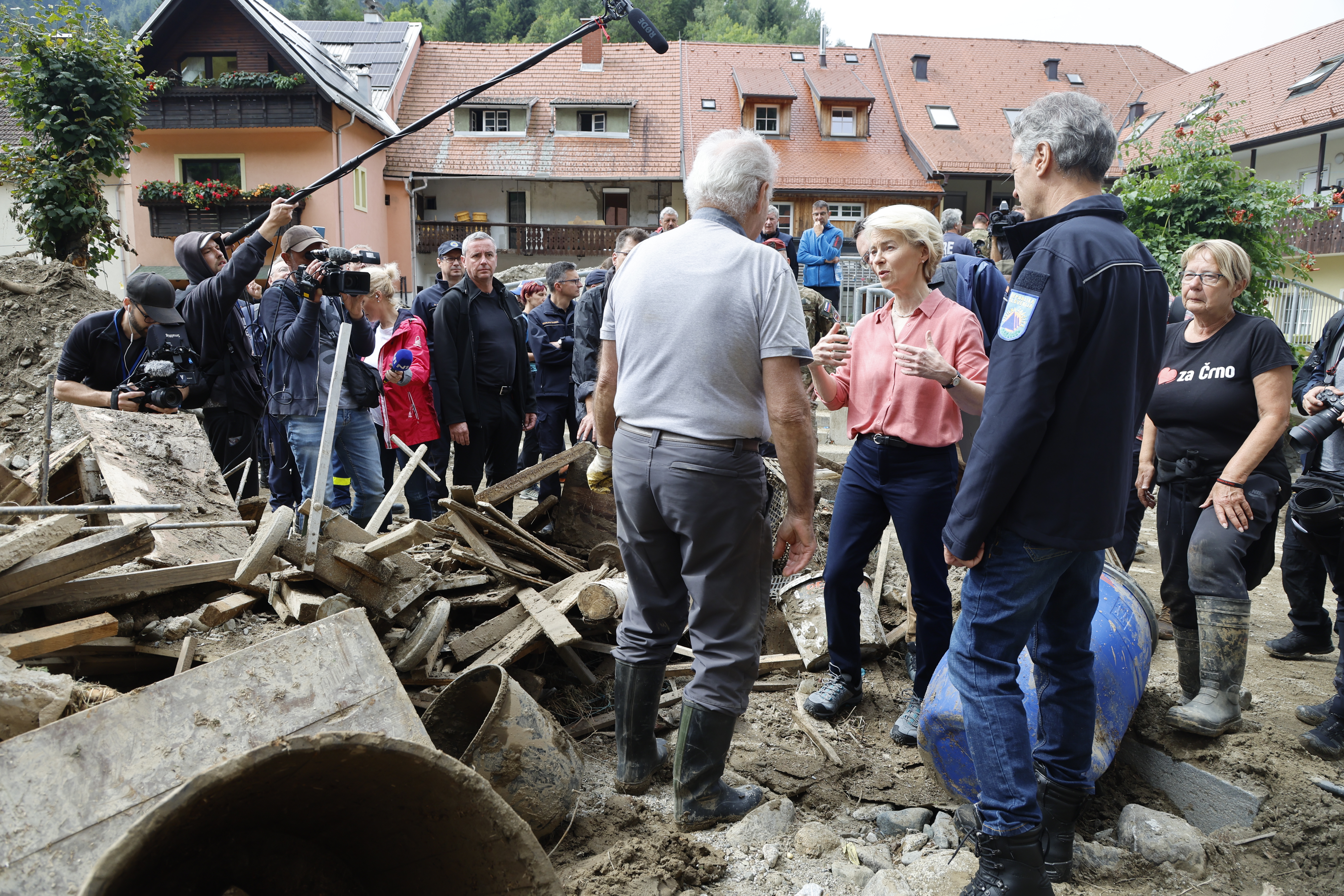Robert Golob in Ursula von der Leyen na obisku v Črni na Koroškem (Foto: Borut Živulović /BOBO)