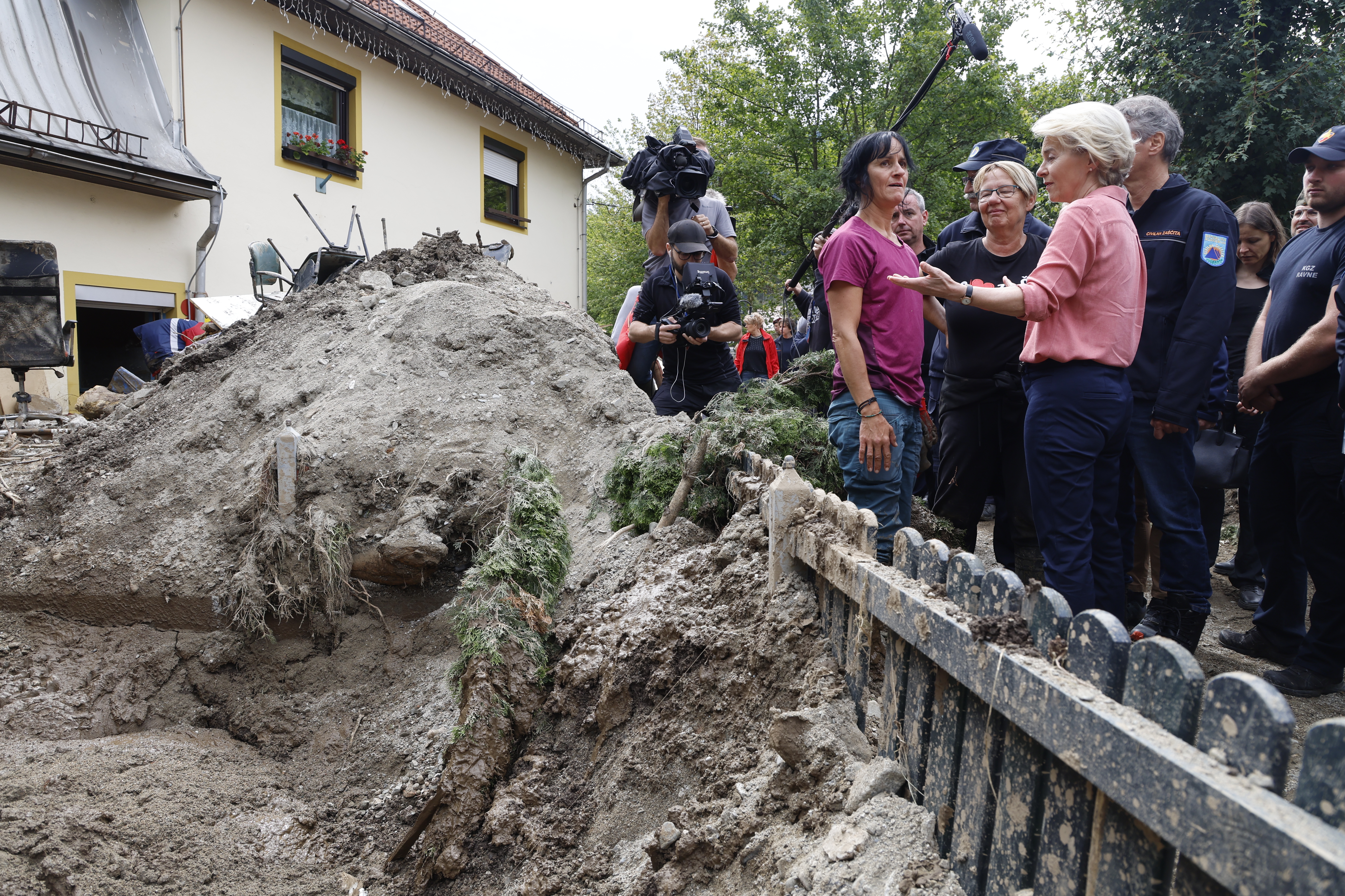 Robert Golob in Ursula von der Leyen na obisku v Črni na Koroškem avgusta  2023 (Foto: Borut Živulović /BOBO)