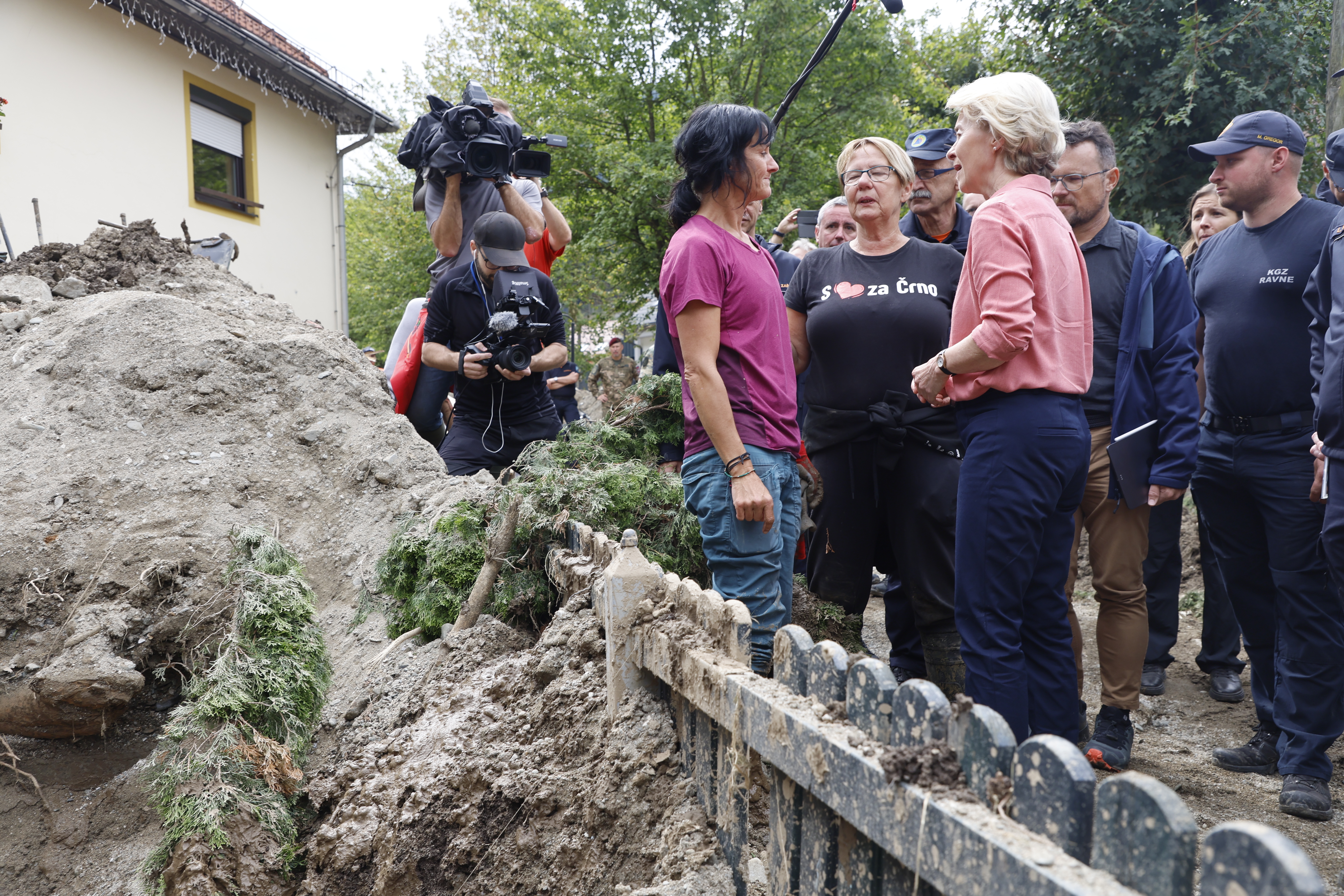 Robert Golob in Ursula von der Leyen na obisku v Črni na Koroškem (Foto: Borut Živulović /BOBO)