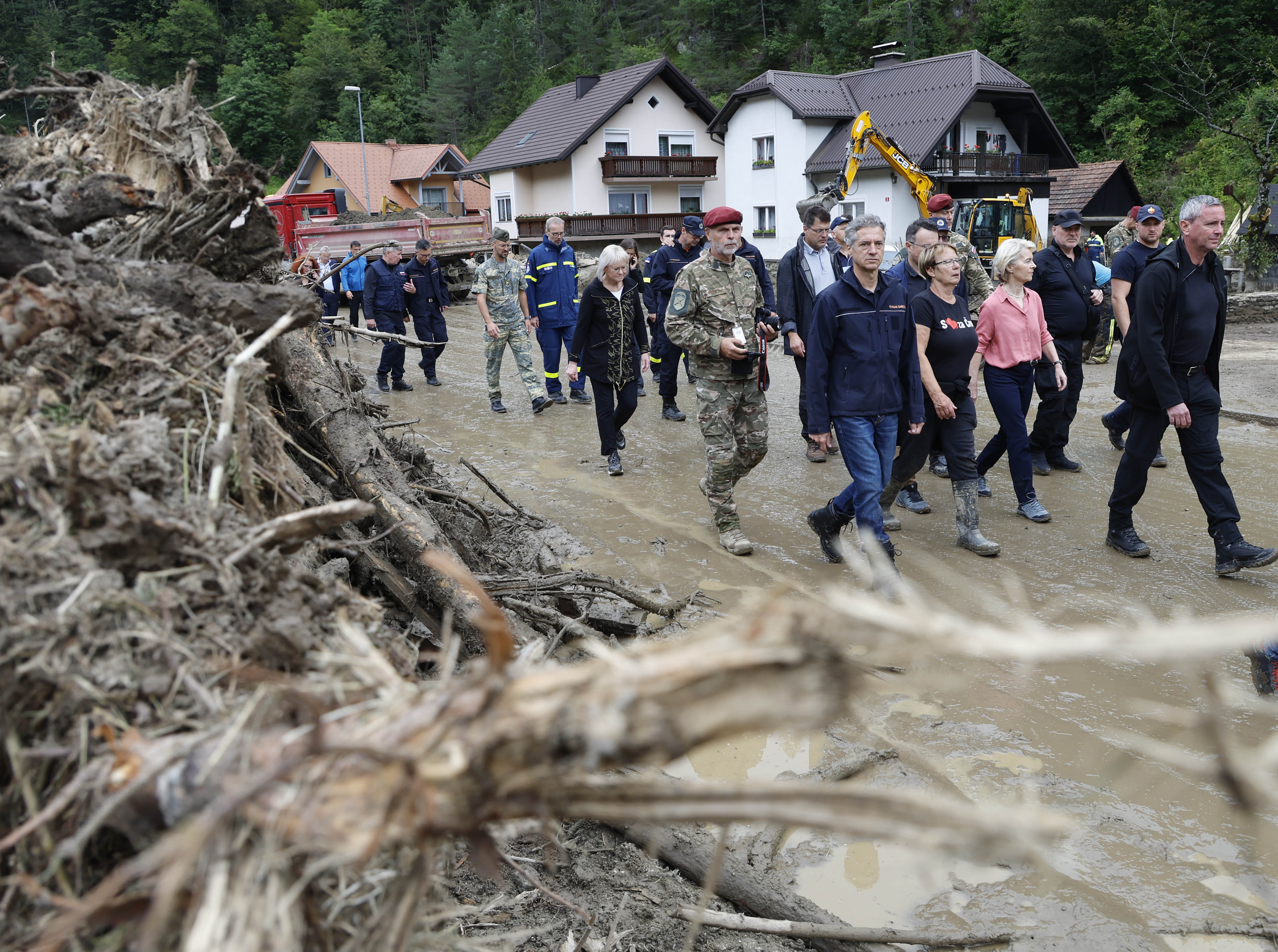 Robert Golob in Ursula von der Leyen na obisku v Črni na Koroškem