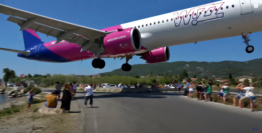 Wizz air, letalo, pristajanje, adrenalin, nevarnost, turisti