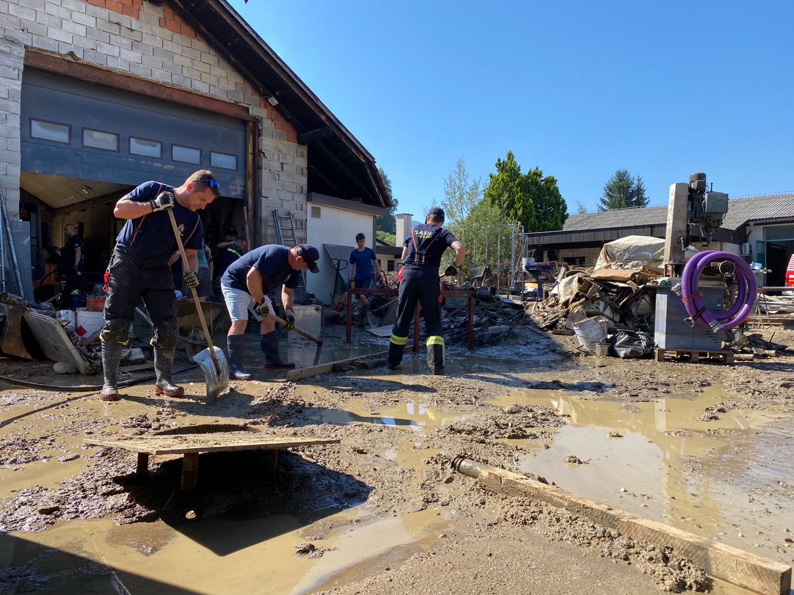 Prostovoljci na dan solidarnosti v Nazarjah (Foto: Jan Gregorc/N1)