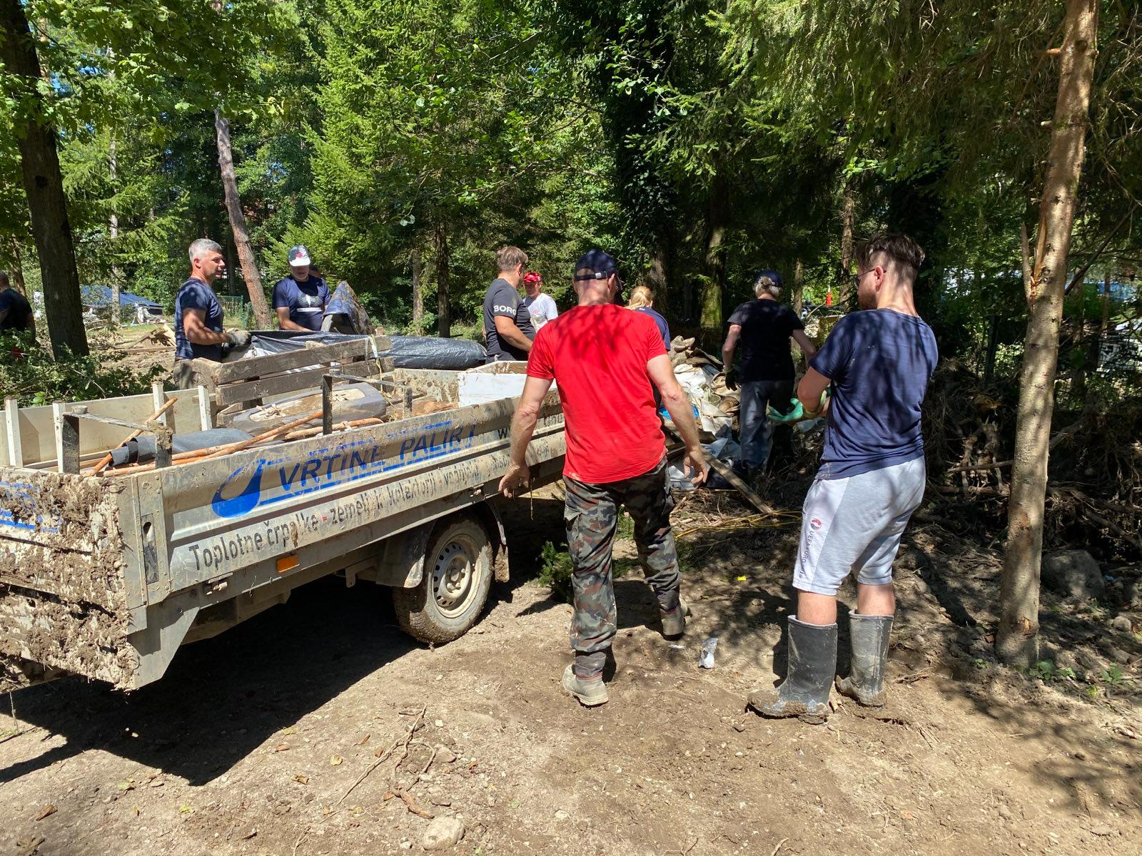 Prostovoljci na dan solidarnosti v Kampu Menina (Foto: Jan Gregorc/N1)