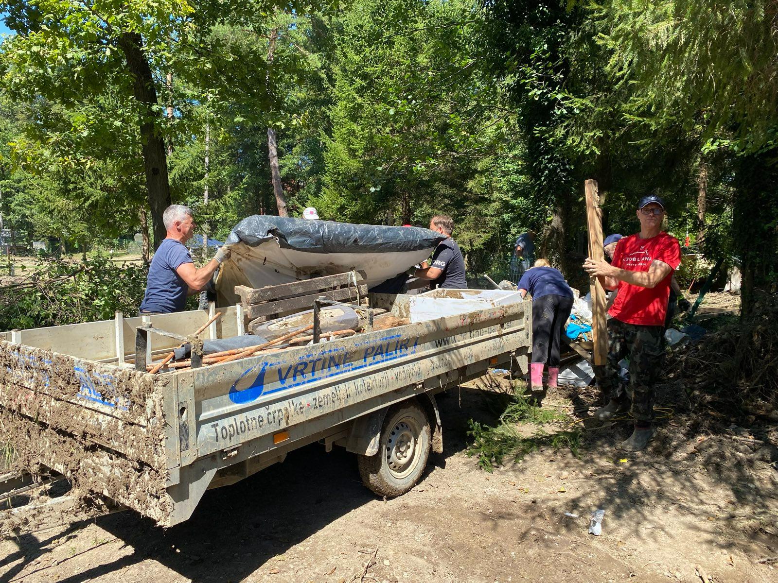 Prostovoljci na dan solidarnosti v Kampu Menina (Foto: Jan Gregorc/N1)