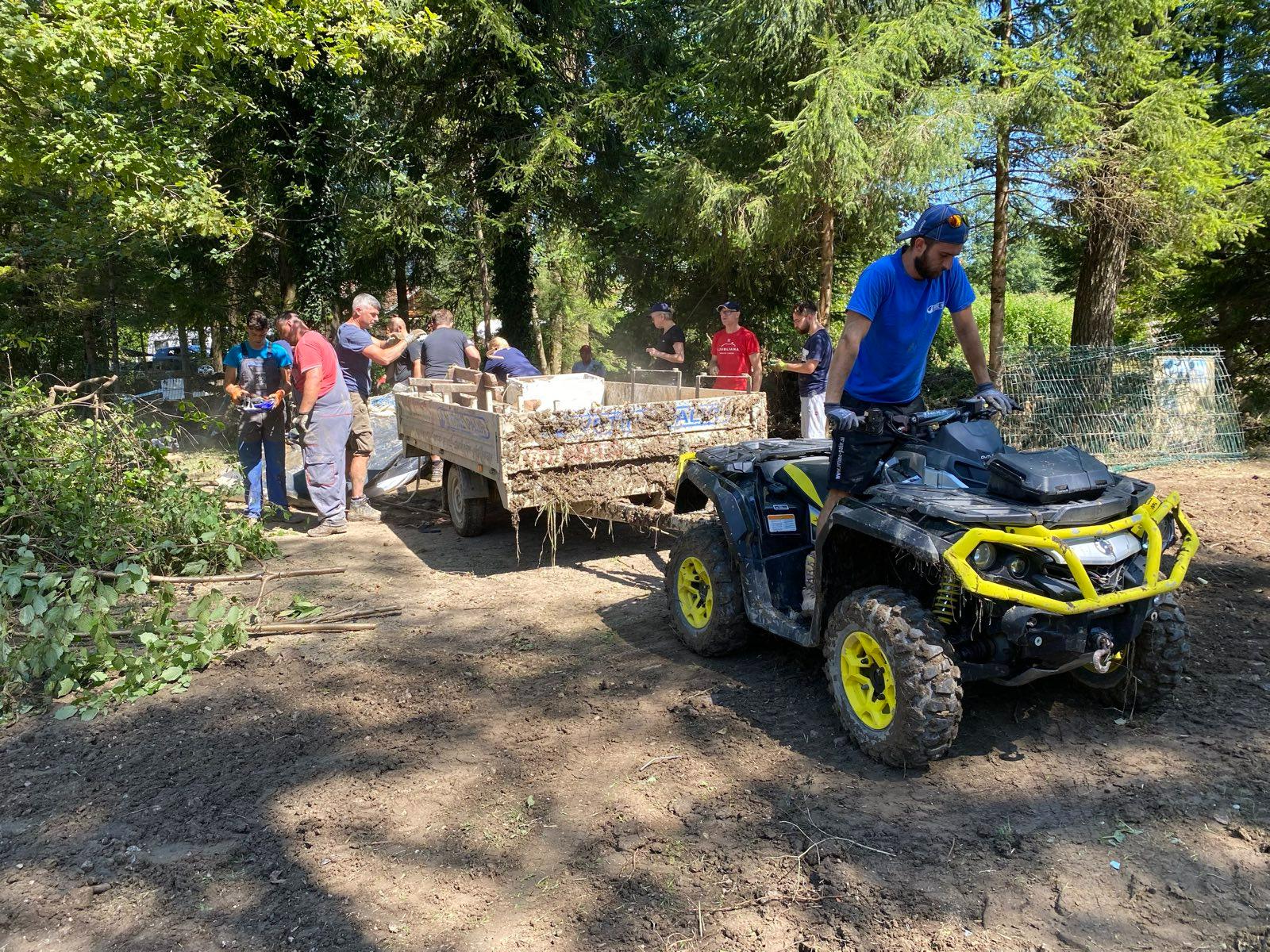 Prostovoljci na dan solidarnosti v kampu Menina (Foto: Jan Gregorc/N1)