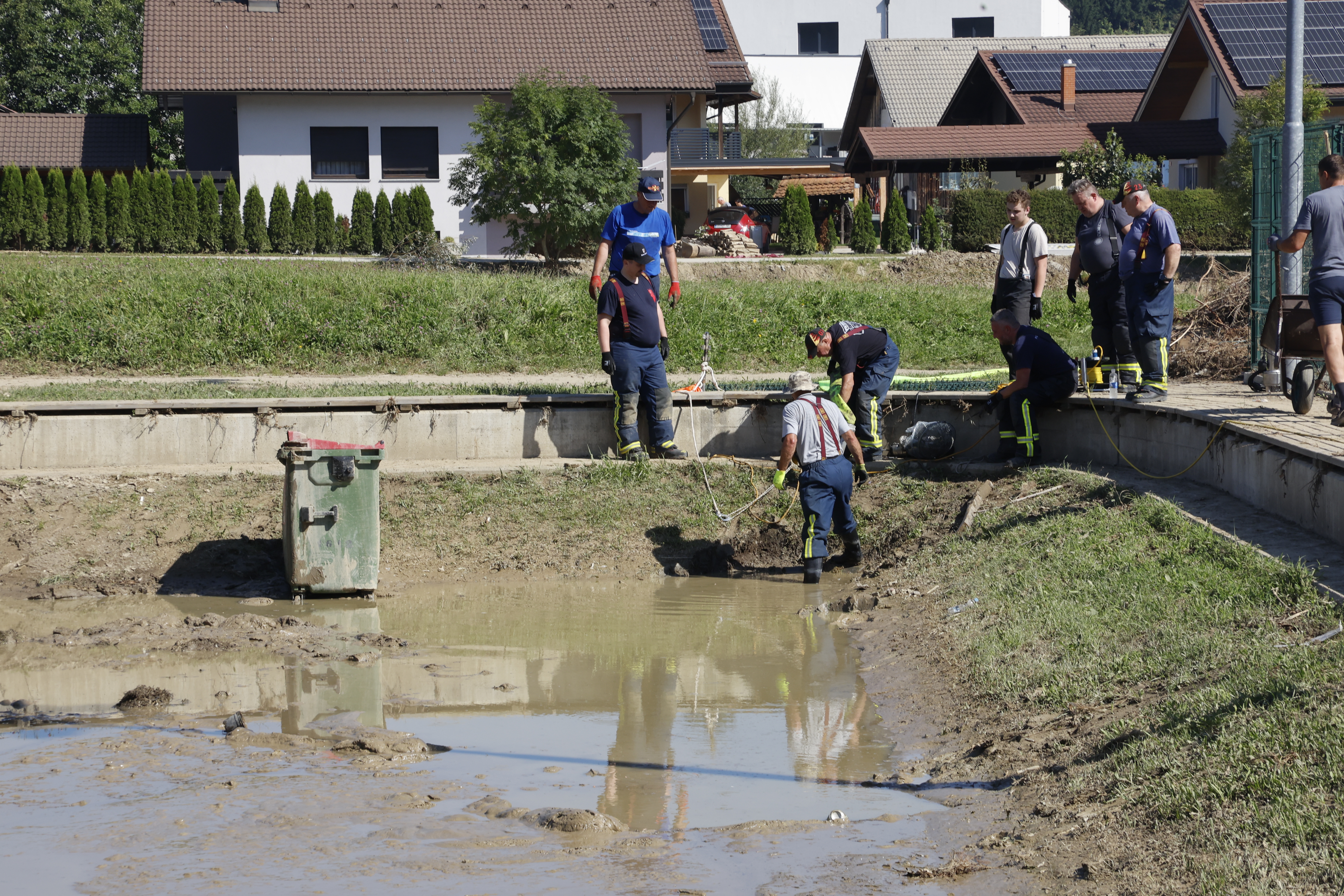 Prostovoljci v Nazarjah na dan solidarnosti (Foto: Borut Živulović/BOBO)